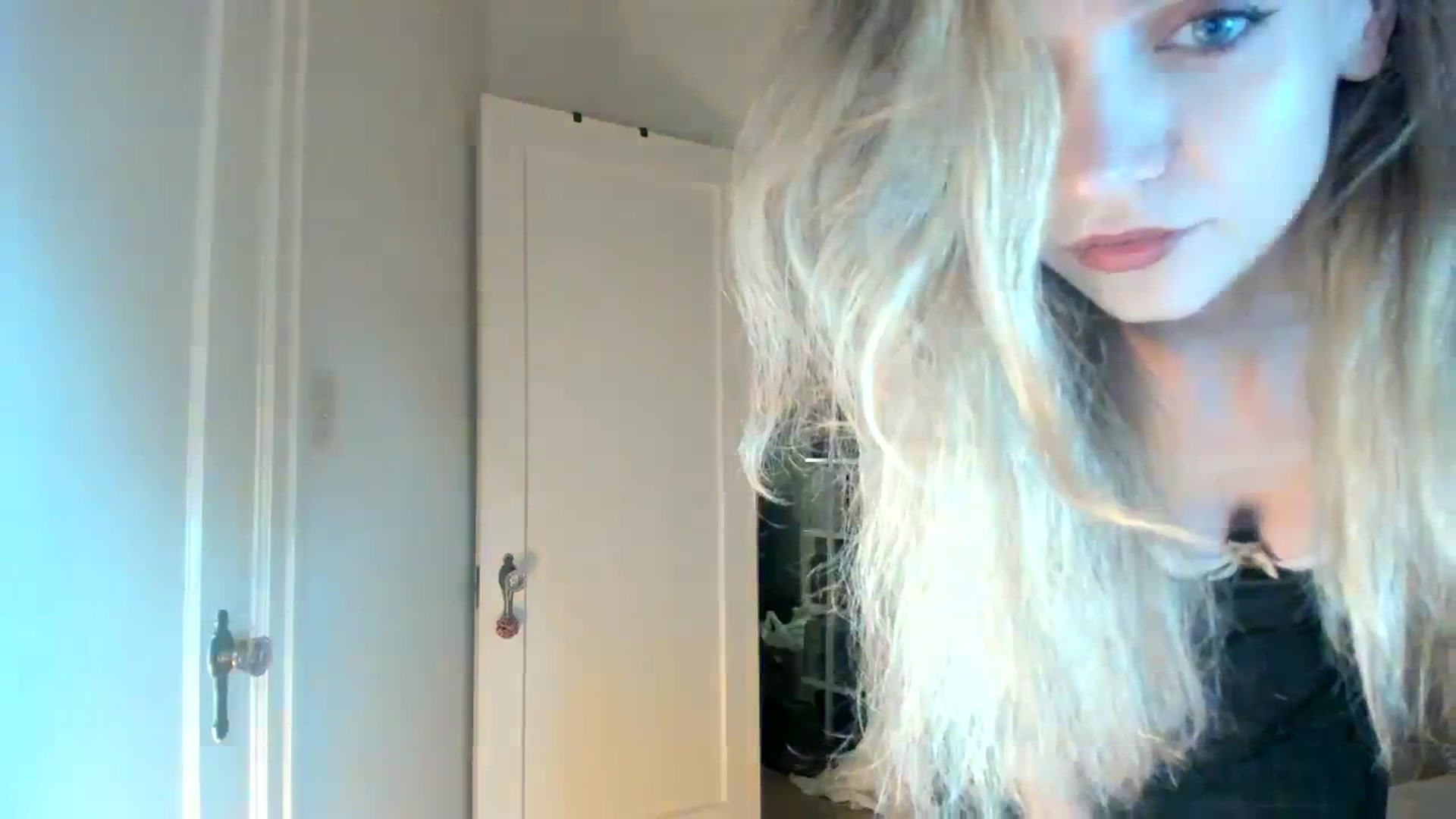 Gallery image thumbnail from muffinmoon's myfreecams stream on, 10/30/2023, 03:31 image 19 of 20