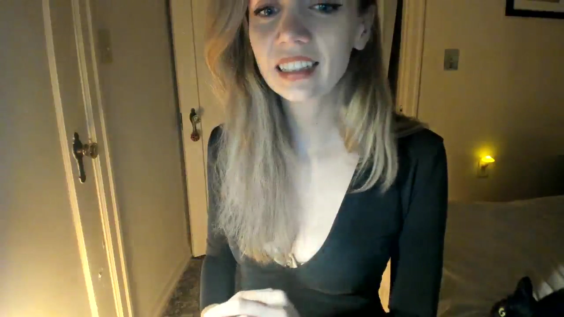 Gallery image thumbnail from muffinmoon's myfreecams stream on, 10/30/2023, 03:31 image 18 of 20