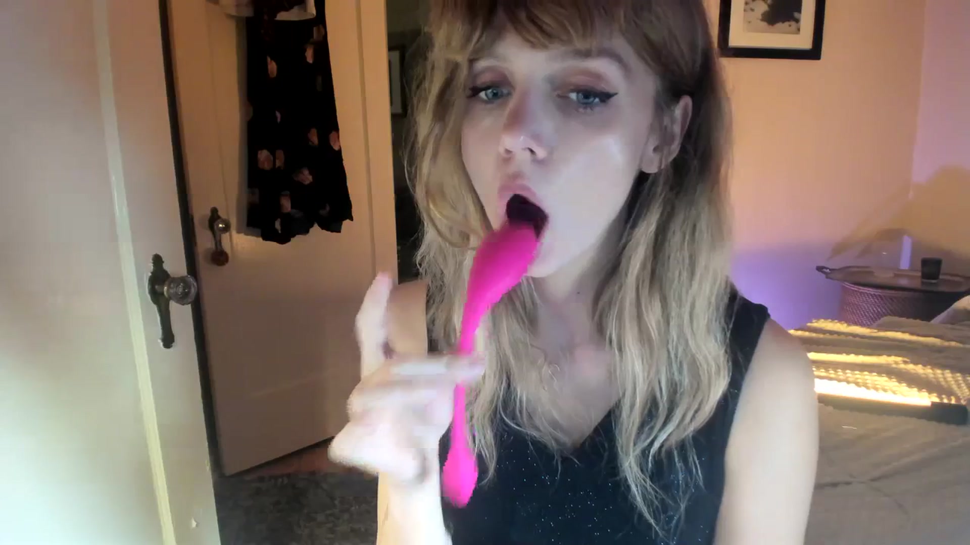 Gallery image thumbnail from muffinmoon's myfreecams stream on, 11/01/2023, 05:33 image 16 of 20