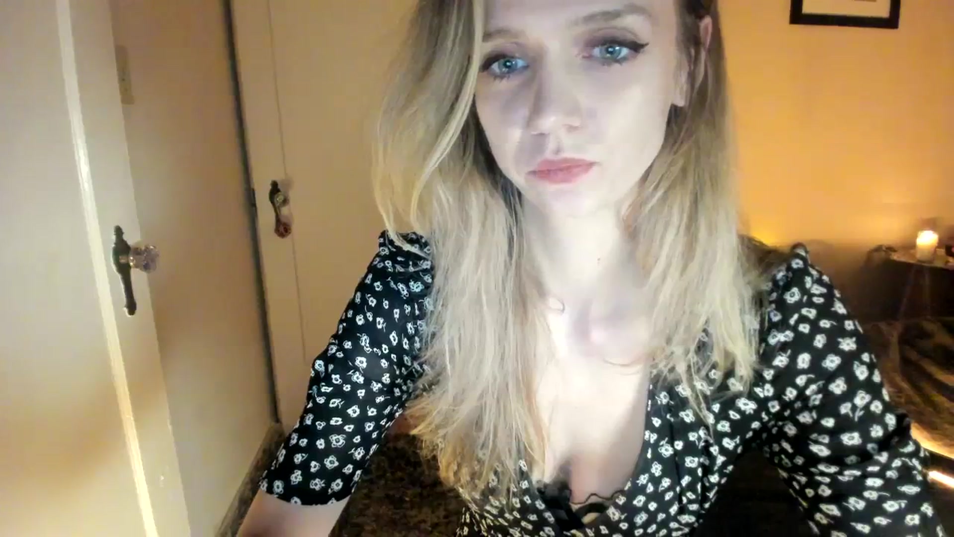 Gallery image thumbnail from muffinmoon's myfreecams stream on, 12/17/2023, 08:38 image 3 of 20
