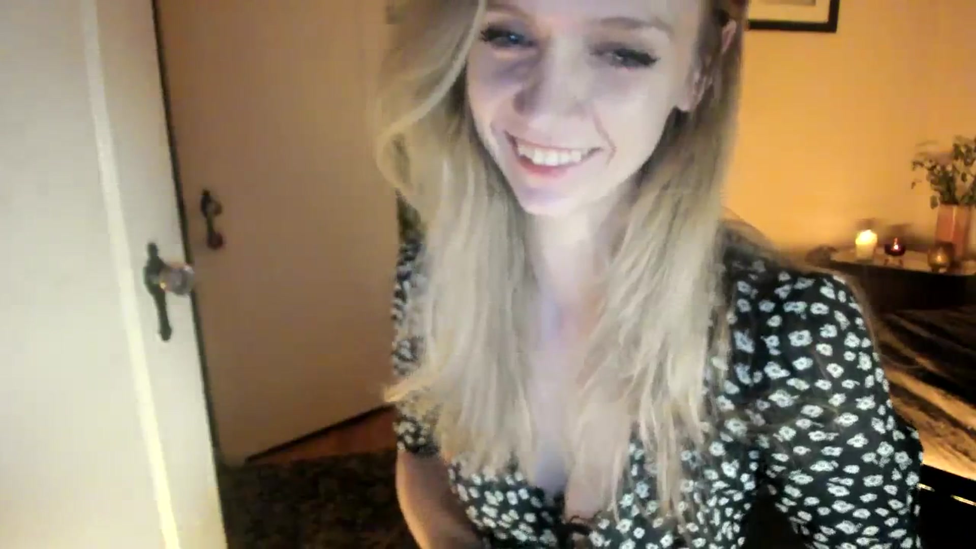 Gallery image thumbnail from muffinmoon's myfreecams stream on, 12/17/2023, 08:38 image 4 of 20