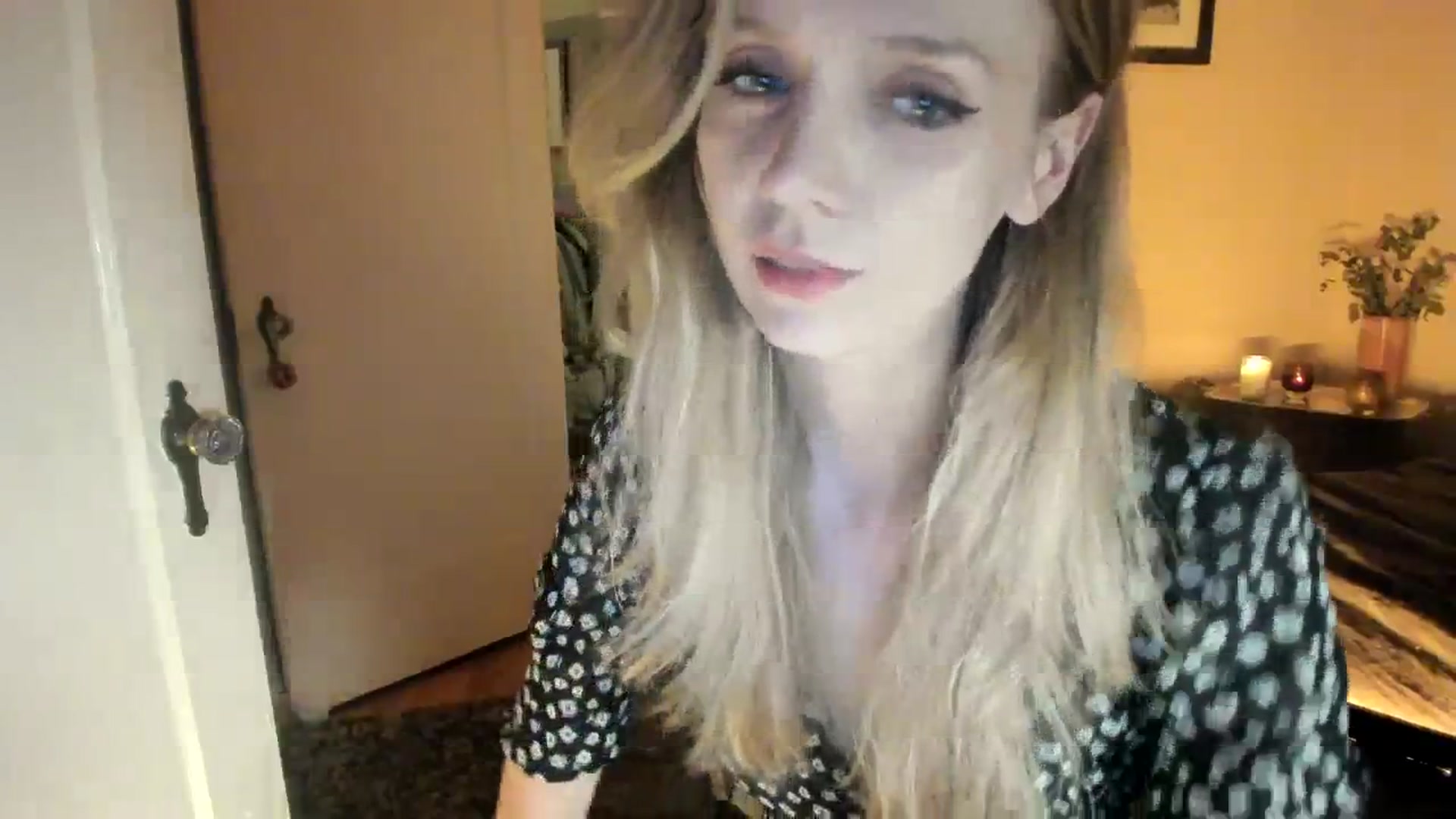 Gallery image thumbnail from muffinmoon's myfreecams stream on, 12/17/2023, 08:38 image 5 of 20