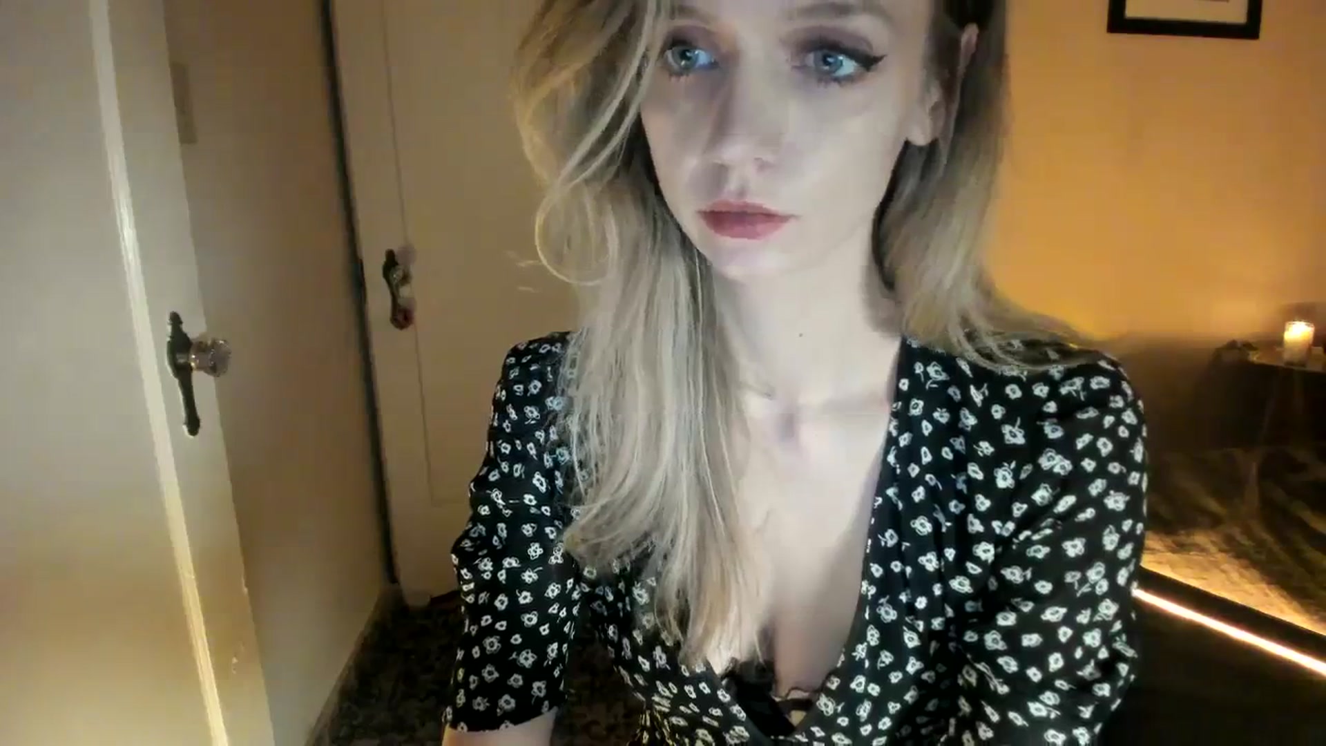 Gallery image thumbnail from muffinmoon's myfreecams stream on, 12/17/2023, 08:38 image 2 of 20