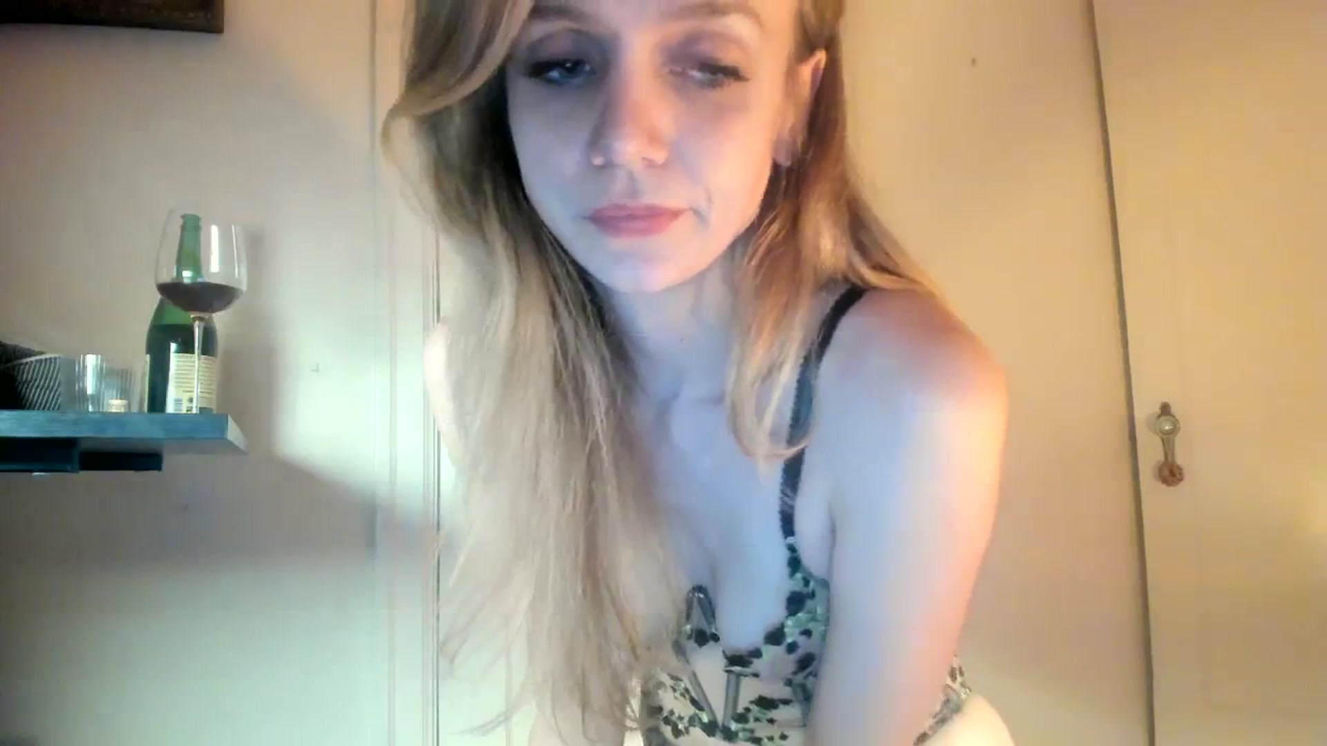 Gallery image thumbnail from muffinmoon's myfreecams stream on, 01/26/2024, 08:28 image 4 of 20