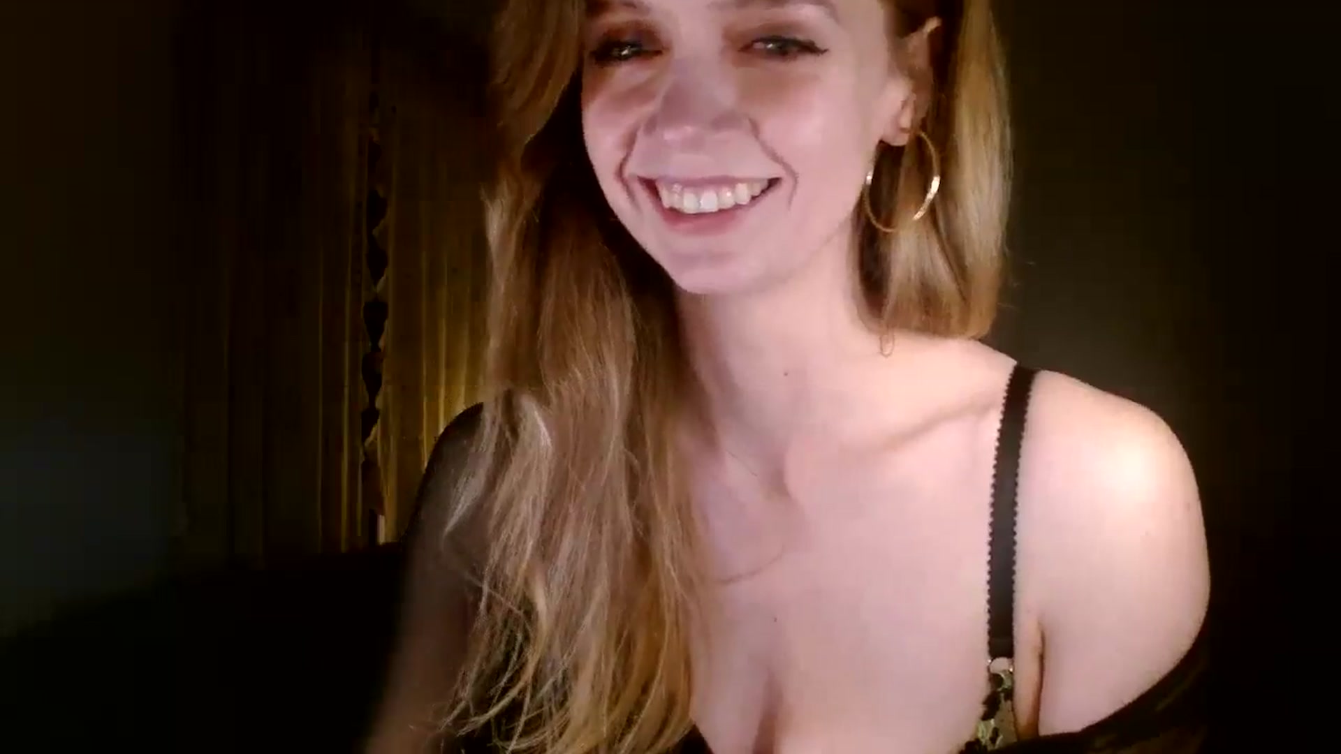 Gallery image thumbnail from muffinmoon's myfreecams stream on, 12/06/2024, 04:32 image 10 of 20