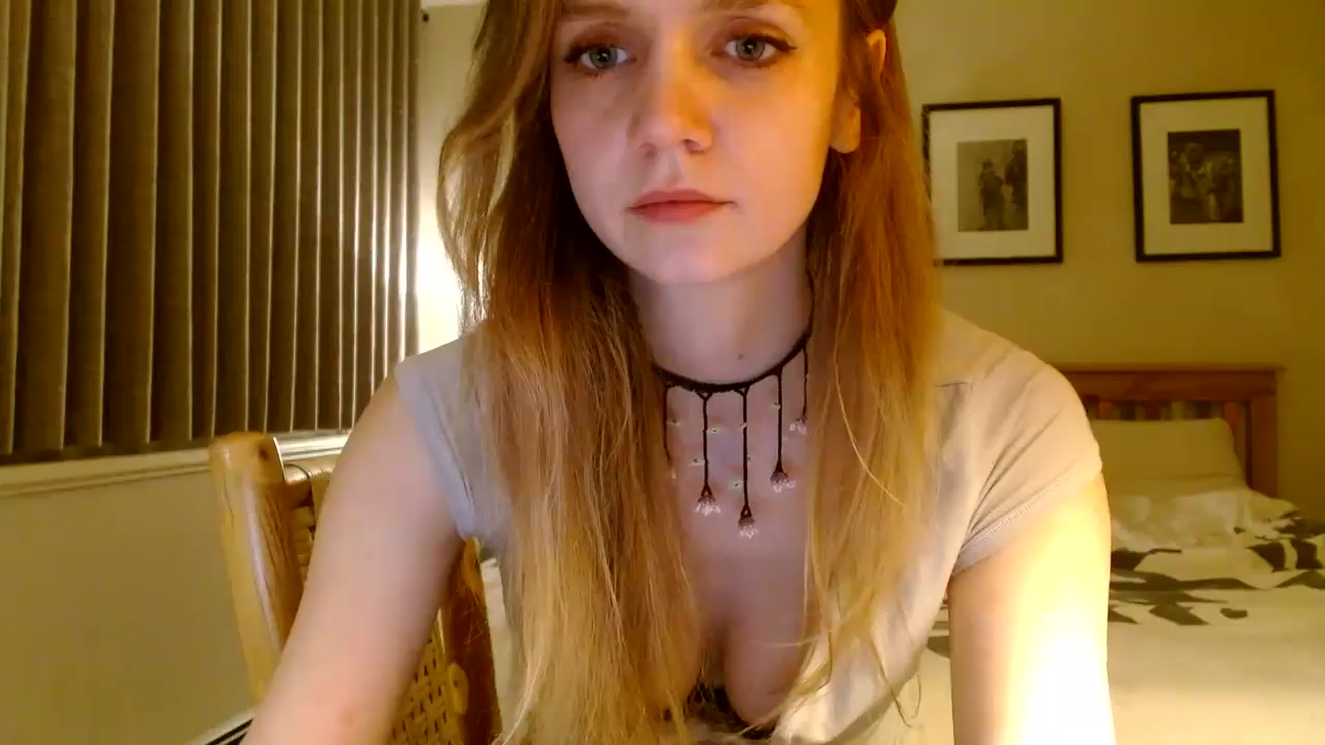 Gallery image thumbnail from muffinmoon's myfreecams stream on, 12/15/2024, 07:45 image 16 of 20