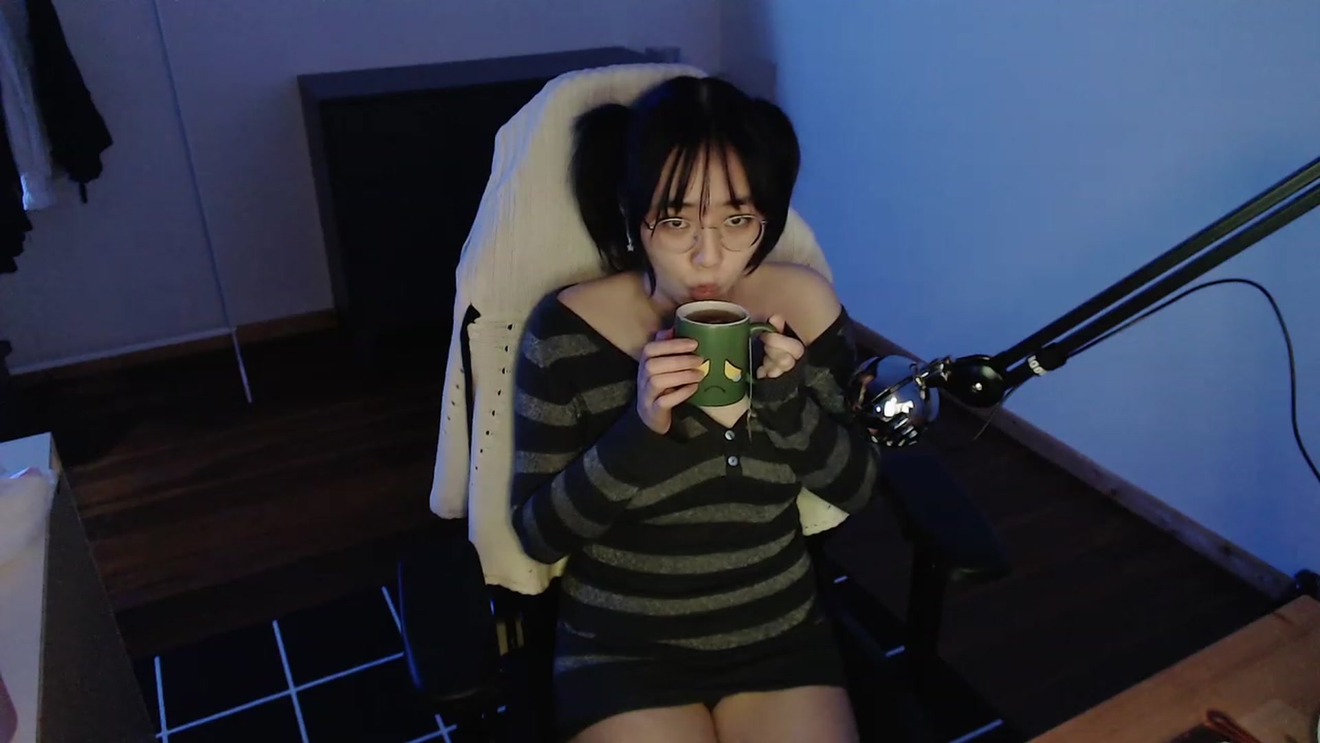 Gallery image thumbnail from n435899's myfreecams stream on, 03/13/2024, 20:21 image 19 of 20