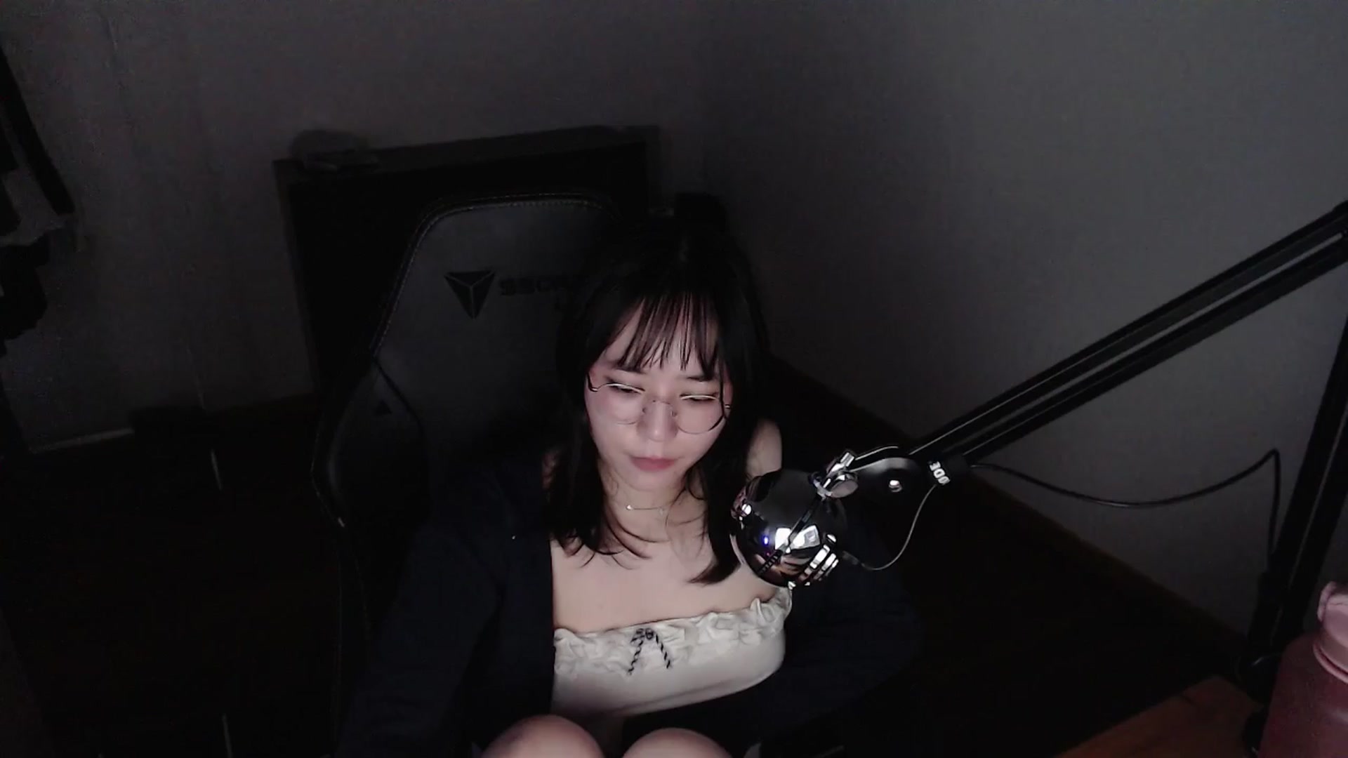 Gallery image thumbnail from n435899's myfreecams stream on, 03/27/2024, 17:29 image 14 of 20