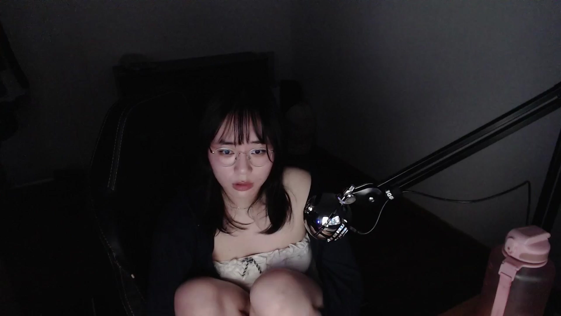 Gallery image thumbnail from n435899's myfreecams stream on, 03/27/2024, 17:29 image 18 of 20