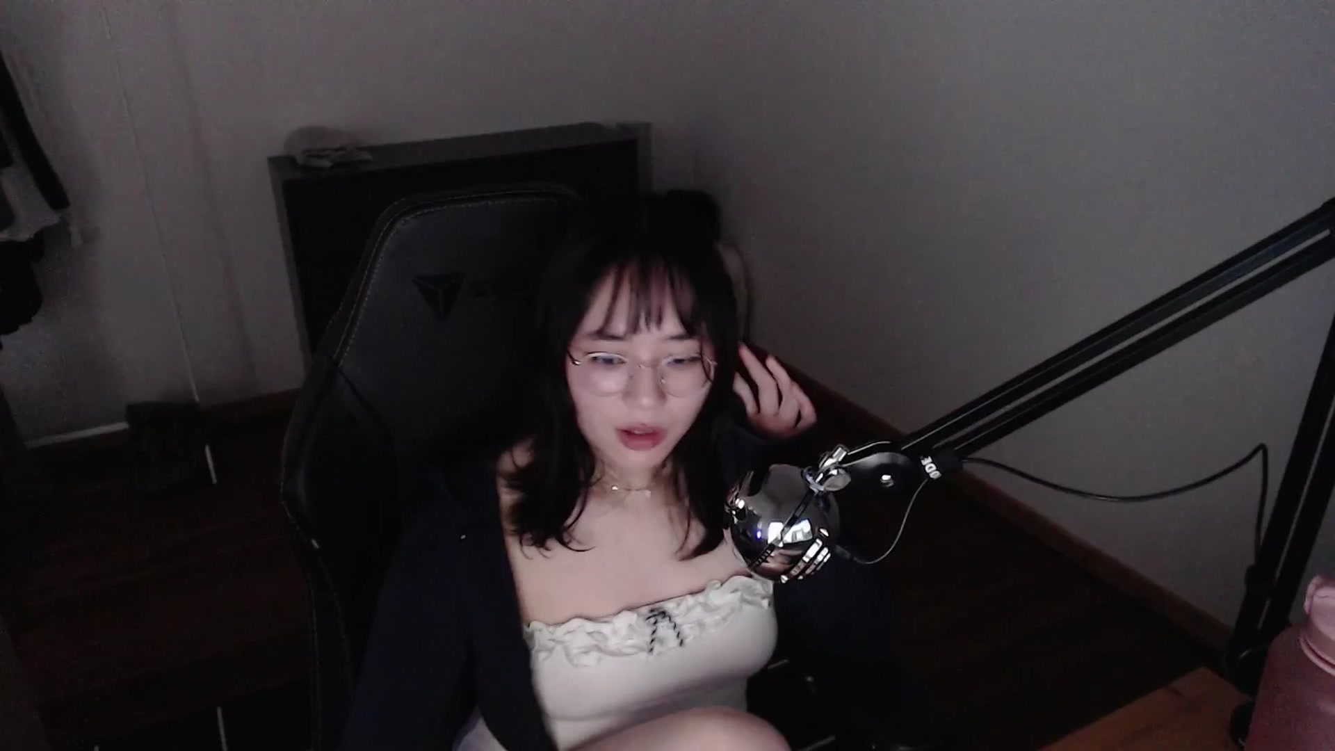 Gallery image thumbnail from n435899's myfreecams stream on, 03/27/2024, 17:29 image 6 of 20