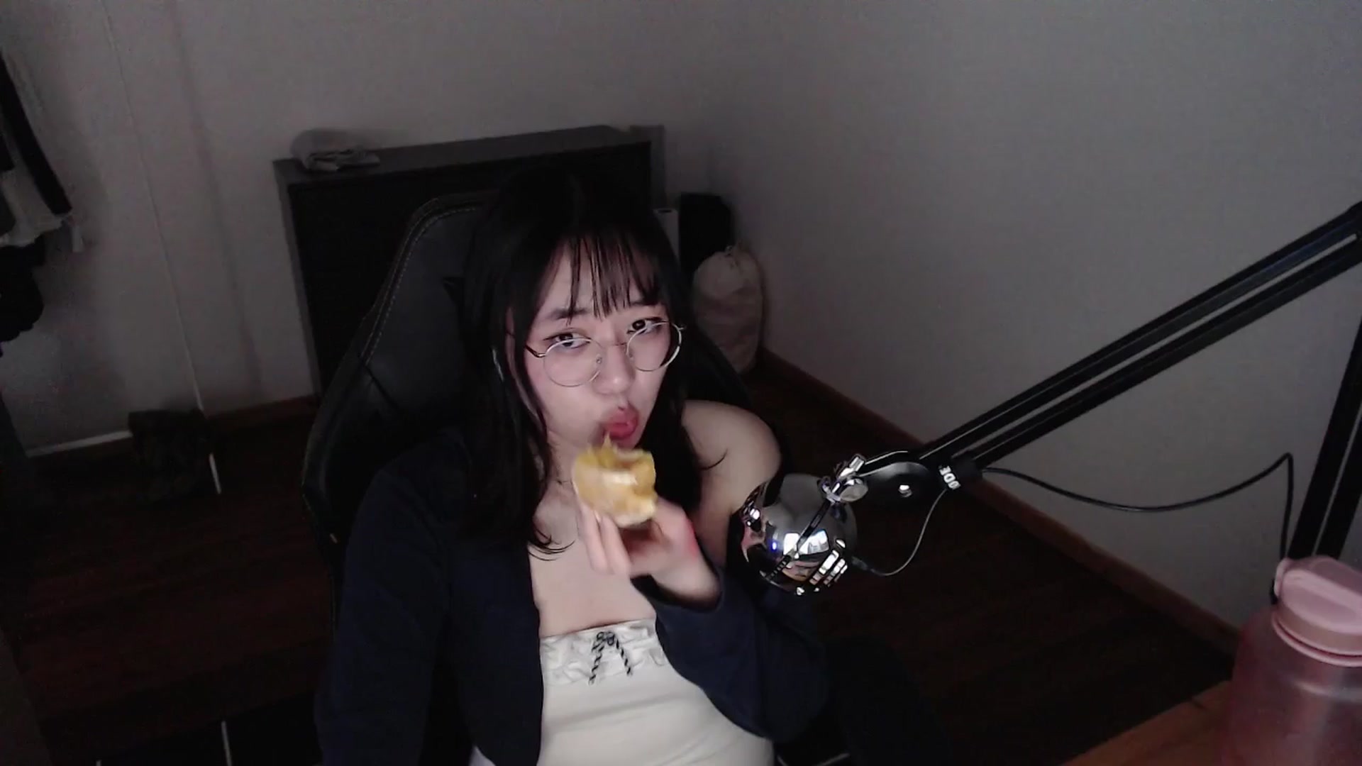 Gallery image thumbnail from n435899's myfreecams stream on, 03/27/2024, 17:29 image 2 of 20