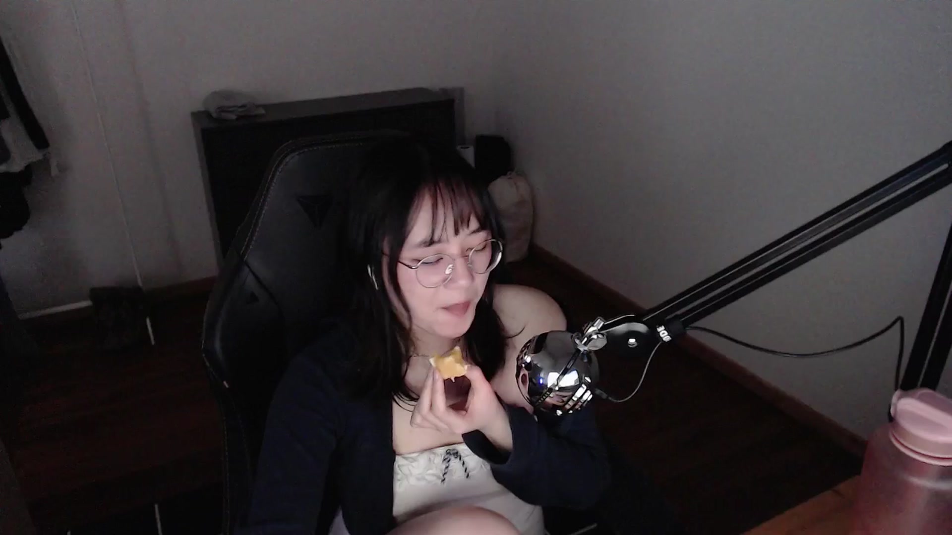 Gallery image thumbnail from n435899's myfreecams stream on, 03/27/2024, 17:29 image 3 of 20