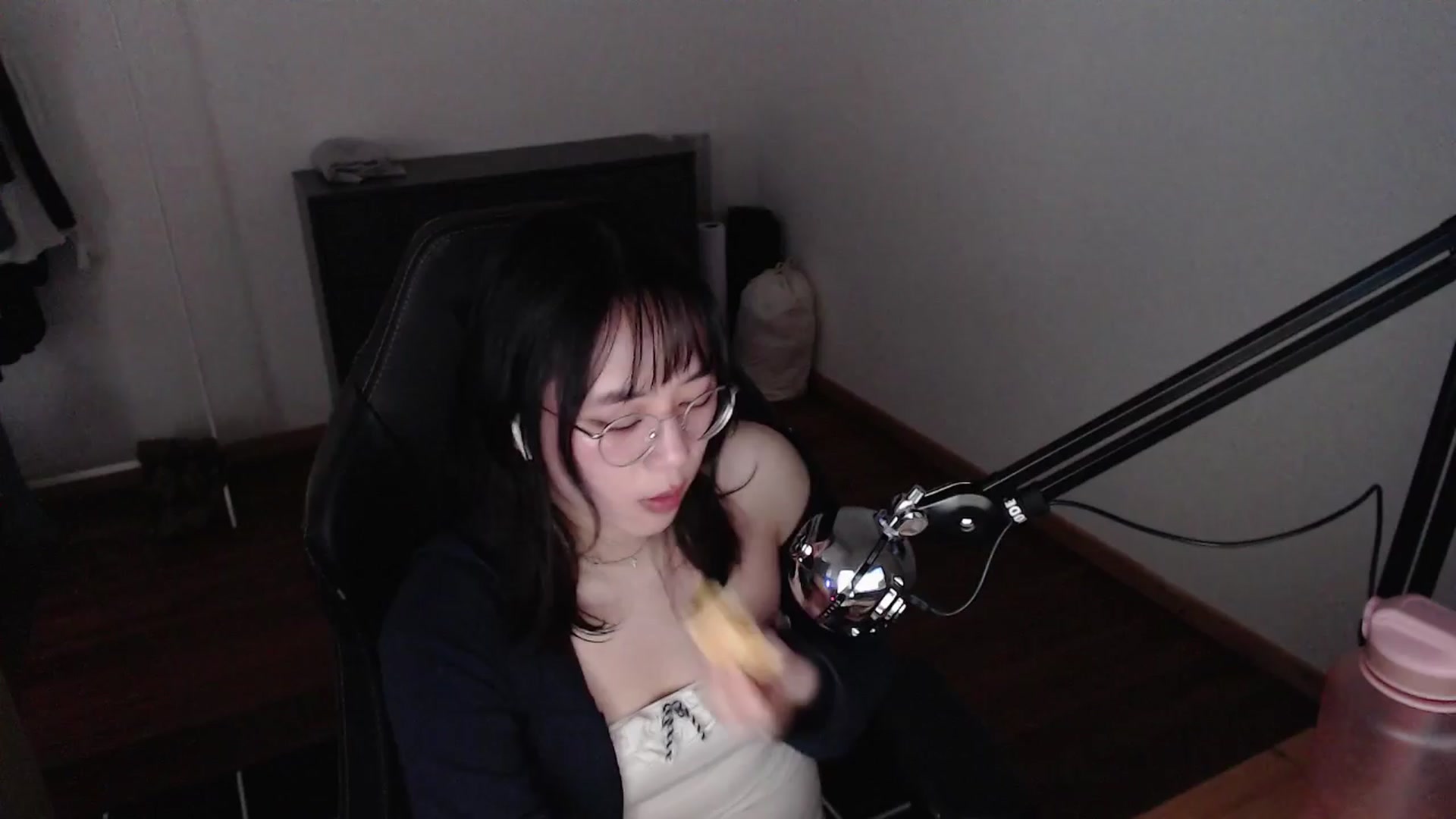 Gallery image thumbnail from n435899's myfreecams stream on, 03/27/2024, 17:29 image 1 of 20