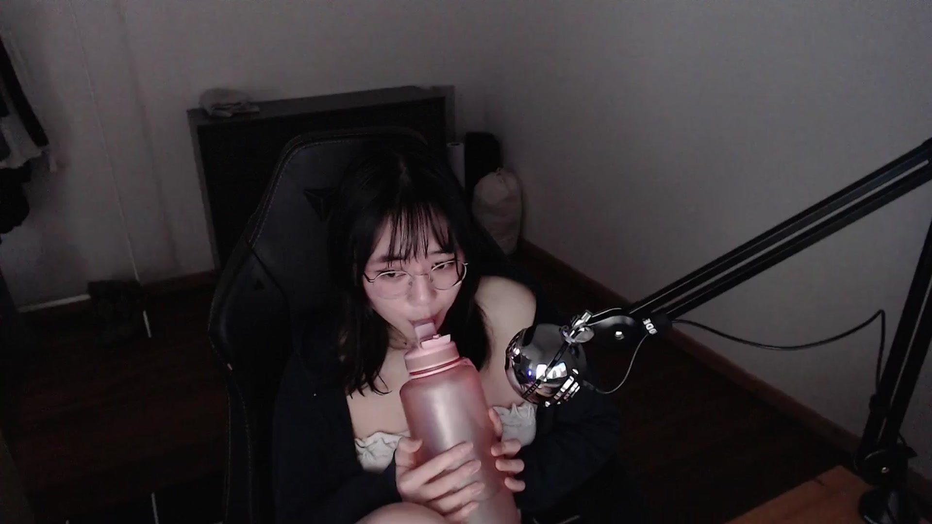 Gallery image thumbnail from n435899's myfreecams stream on, 03/27/2024, 17:29 image 4 of 20