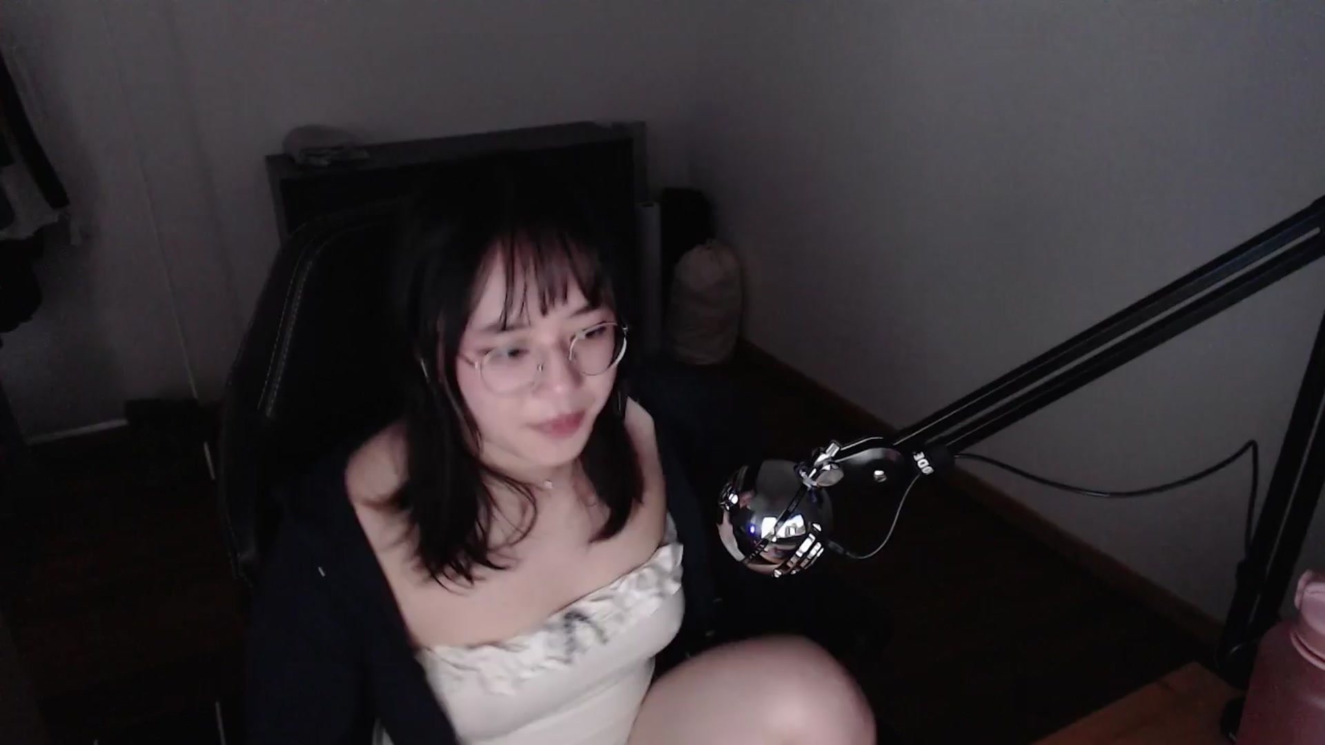 Gallery image thumbnail from n435899's myfreecams stream on, 03/27/2024, 17:29 image 10 of 20