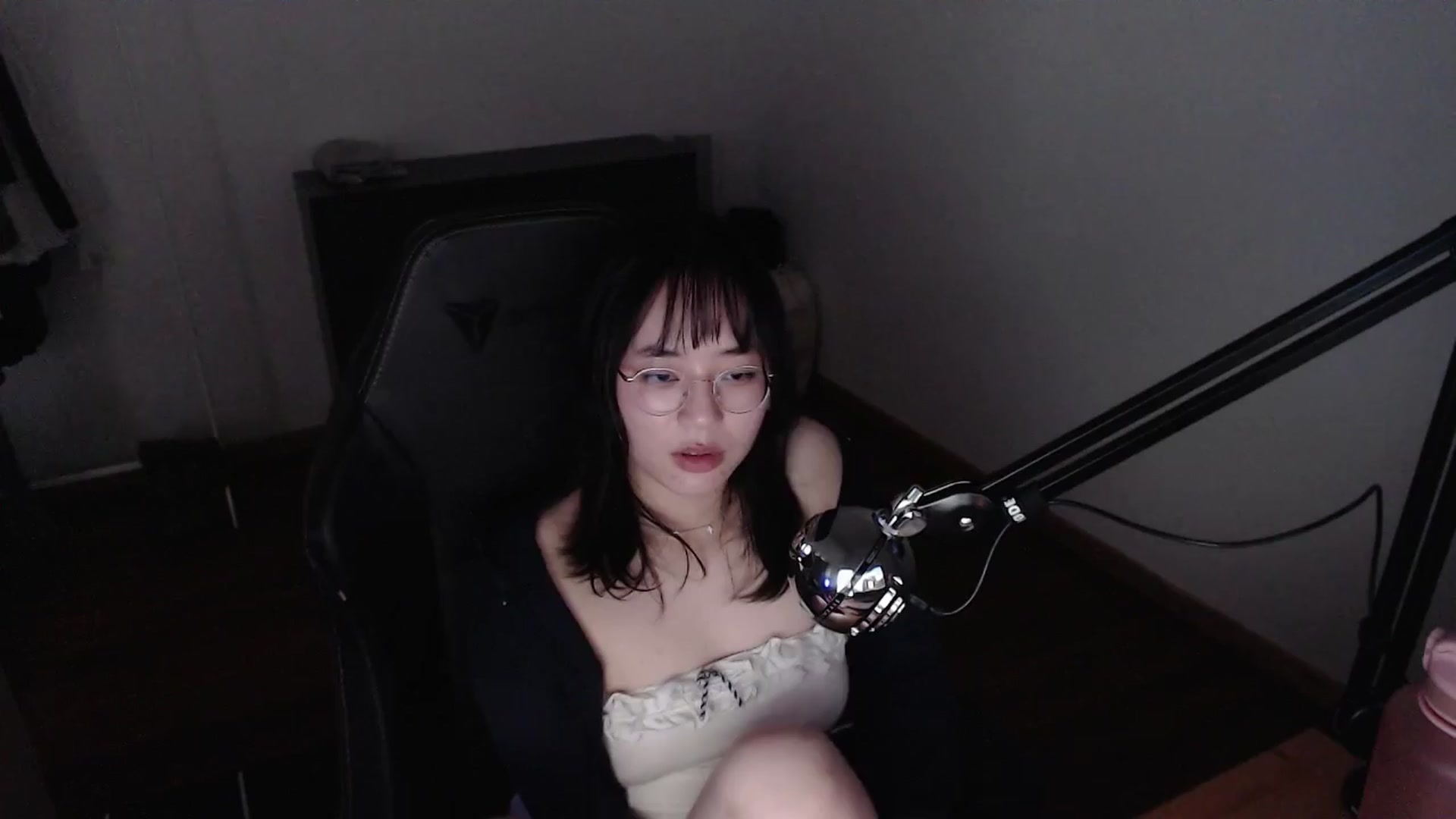 Gallery image thumbnail from n435899's myfreecams stream on, 03/27/2024, 17:29 image 11 of 20