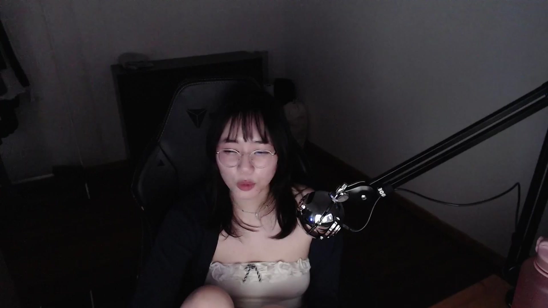 Gallery image thumbnail from n435899's myfreecams stream on, 03/27/2024, 17:29 image 13 of 20