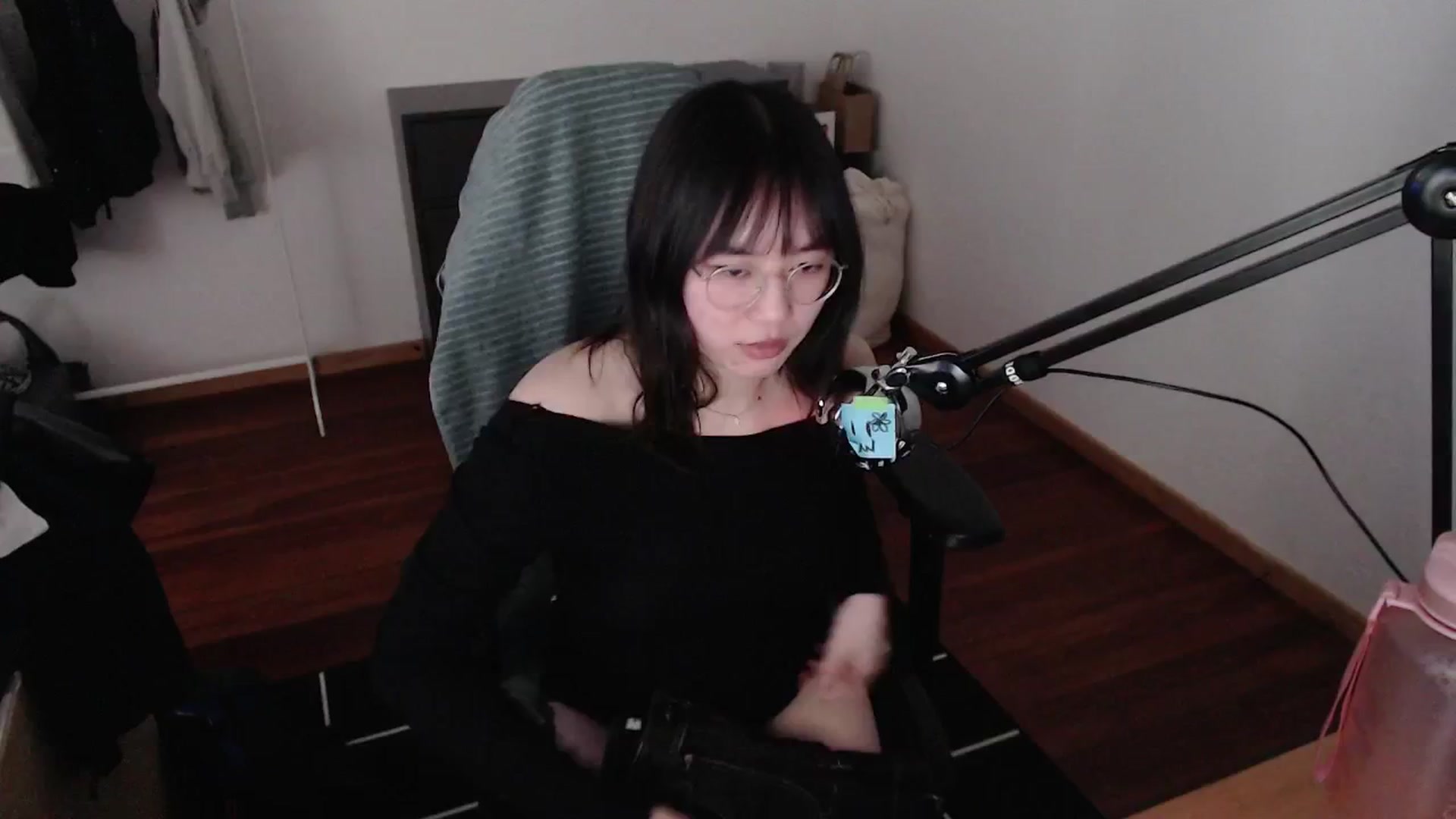 Gallery image thumbnail from n435899's myfreecams stream on, 04/25/2024, 15:38 image 17 of 20