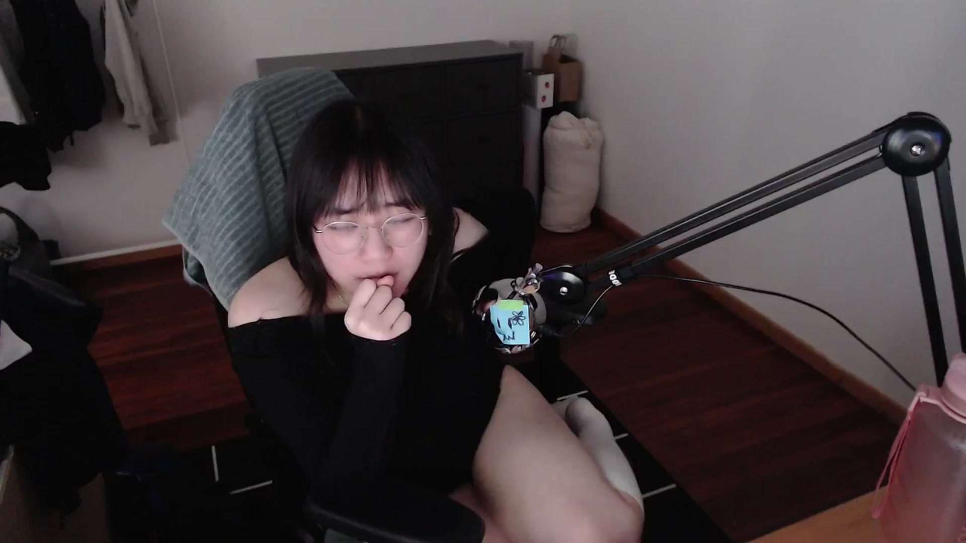 Gallery image thumbnail from n435899's myfreecams stream on, 04/25/2024, 16:41 image 15 of 20