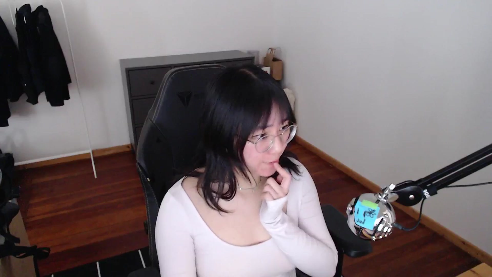 Gallery image thumbnail from n435899's myfreecams stream on, 04/27/2024, 14:26 image 16 of 20