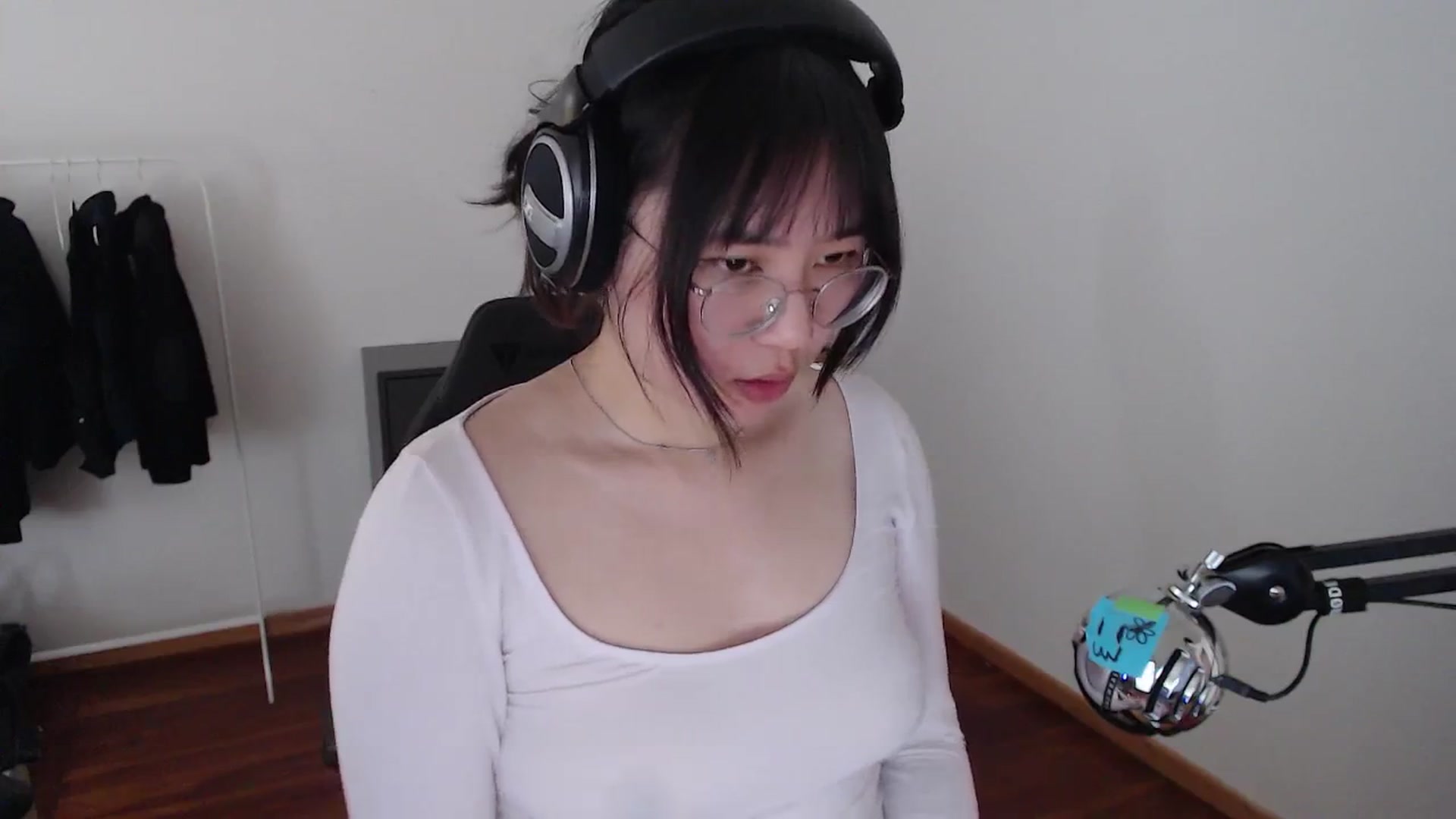 Gallery image thumbnail from n435899's myfreecams stream on, 04/27/2024, 14:26 image 6 of 20
