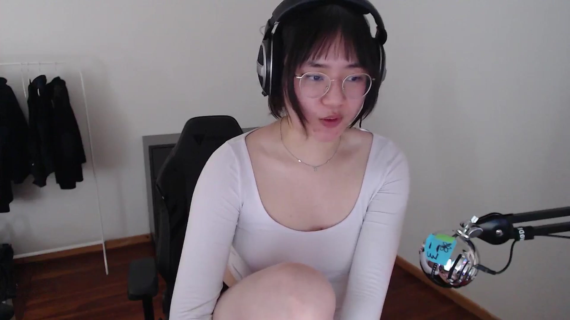 Gallery image thumbnail from n435899's myfreecams stream on, 04/27/2024, 14:26 image 2 of 20