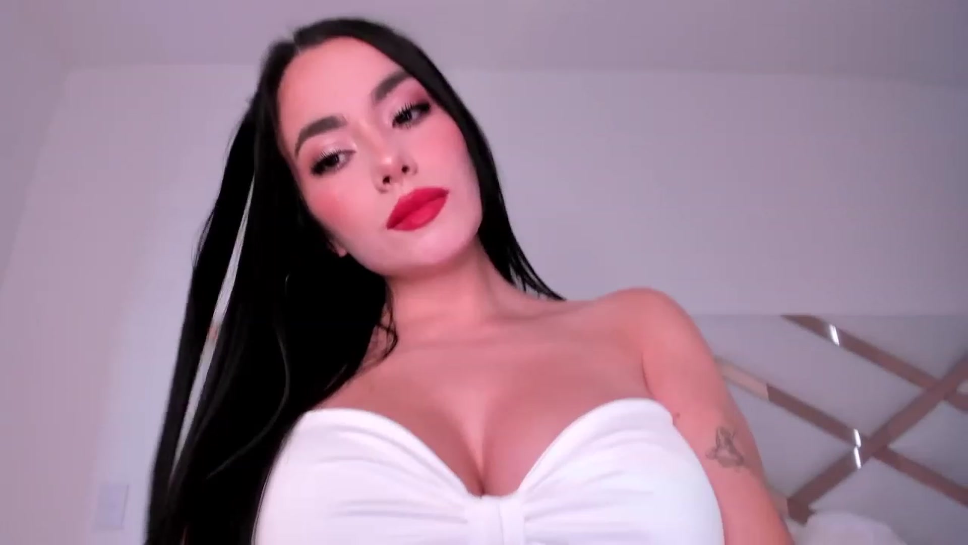 Gallery image thumbnail from naty_natasha's myfreecams stream on, 06/14/2023, 21:45 image 4 of 20