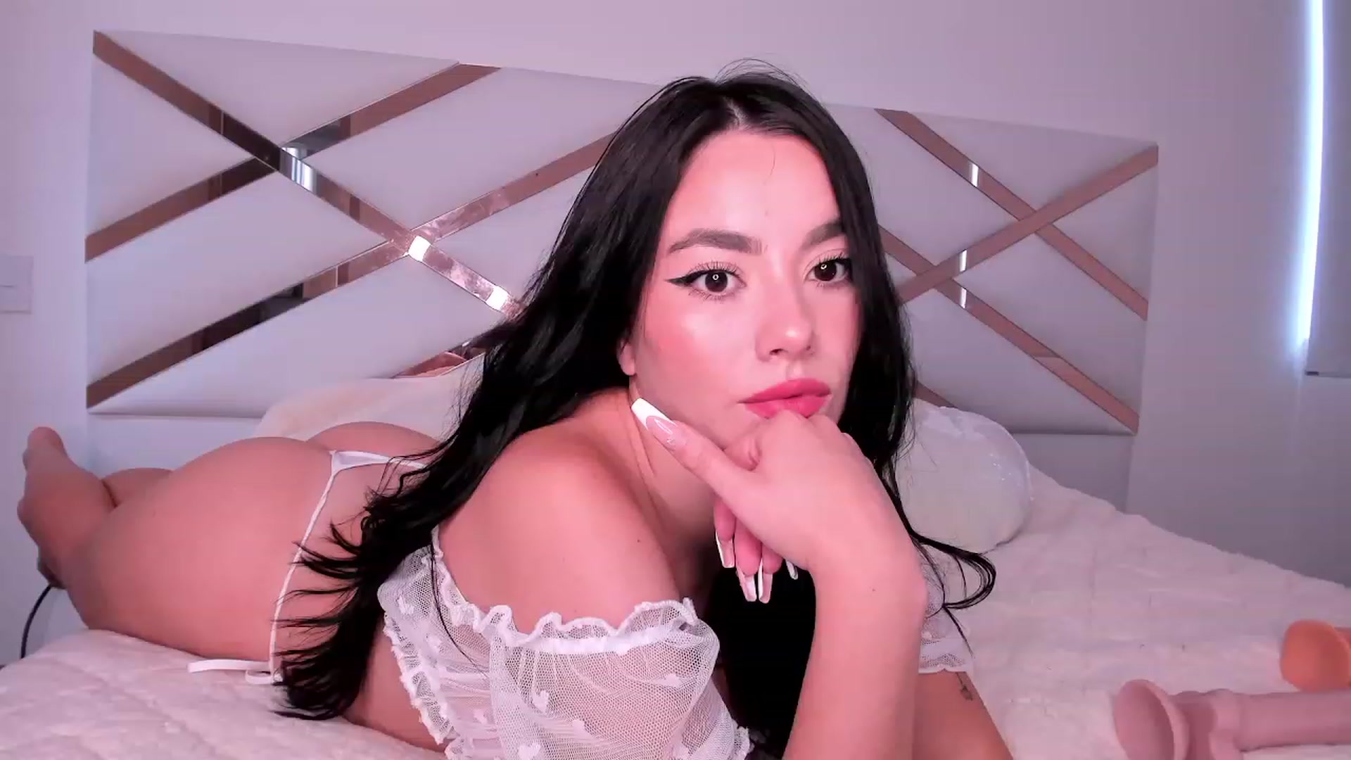 Gallery image thumbnail from naty_natasha's myfreecams stream on, 06/26/2023, 22:22 image 17 of 20