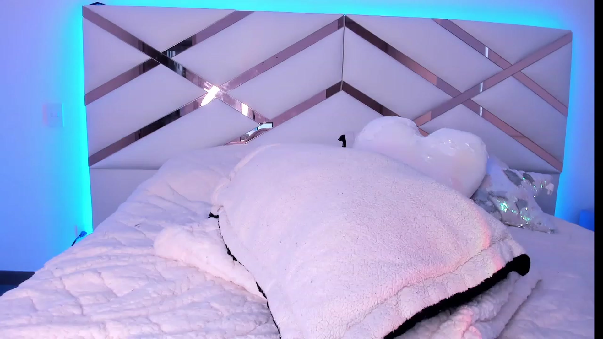 Gallery image thumbnail from naty_natasha's myfreecams stream on, 07/31/2023, 23:19 image 15 of 20
