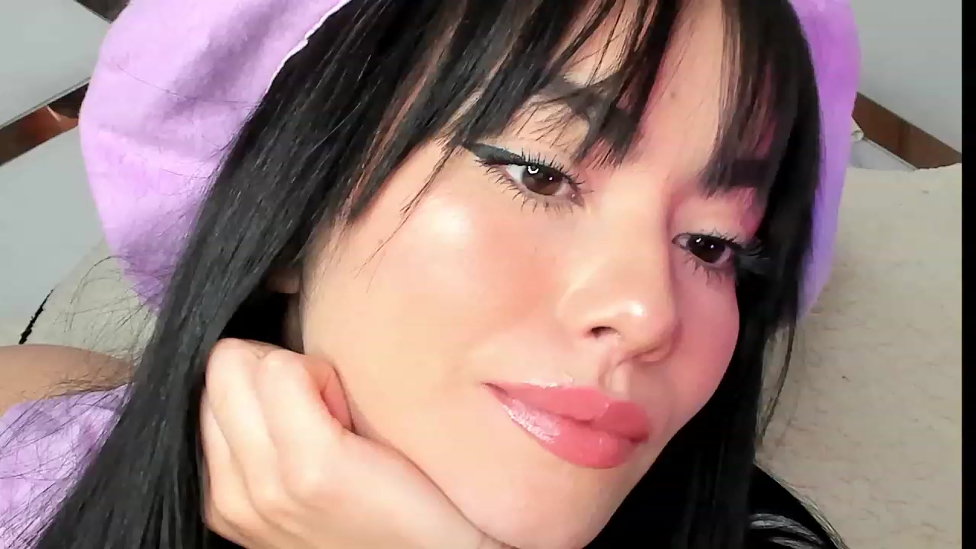 Gallery image thumbnail from naty_natasha's myfreecams stream on, 08/09/2023, 23:48 image 5 of 20