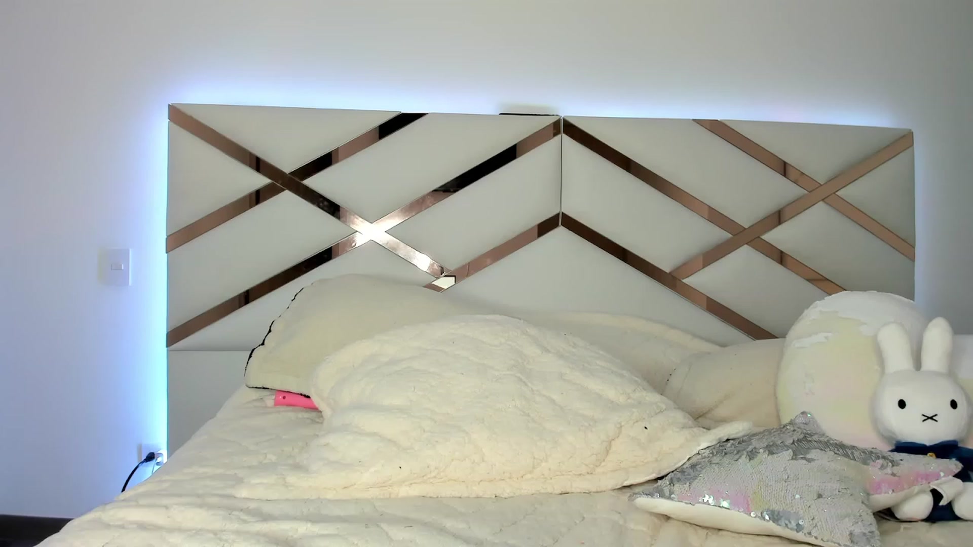 Gallery image thumbnail from naty_natasha's myfreecams stream on, 08/16/2023, 06:11 image 5 of 20