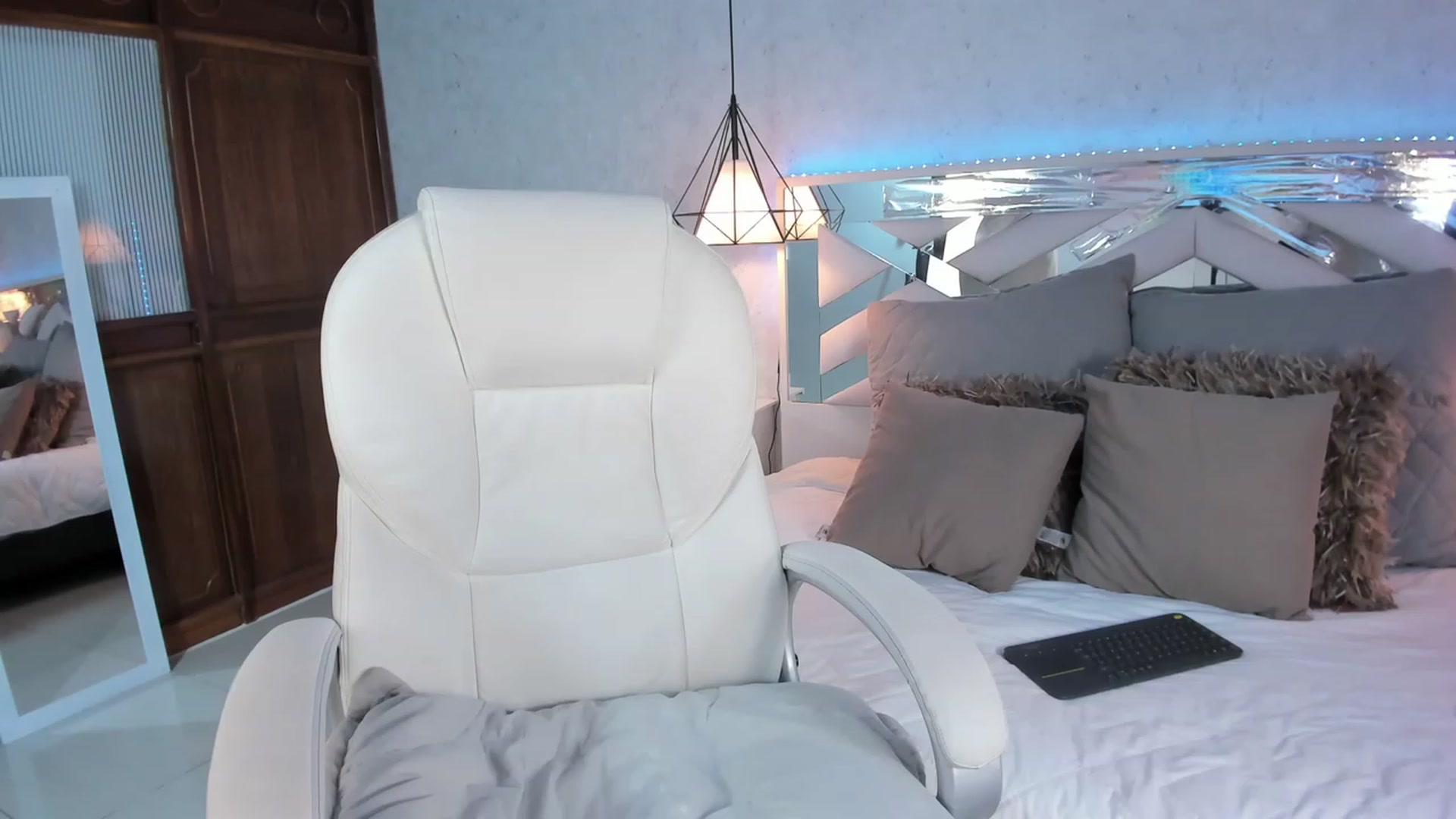 Gallery image thumbnail from naty_natasha's myfreecams stream on, 09/25/2023, 23:23 image 18 of 20
