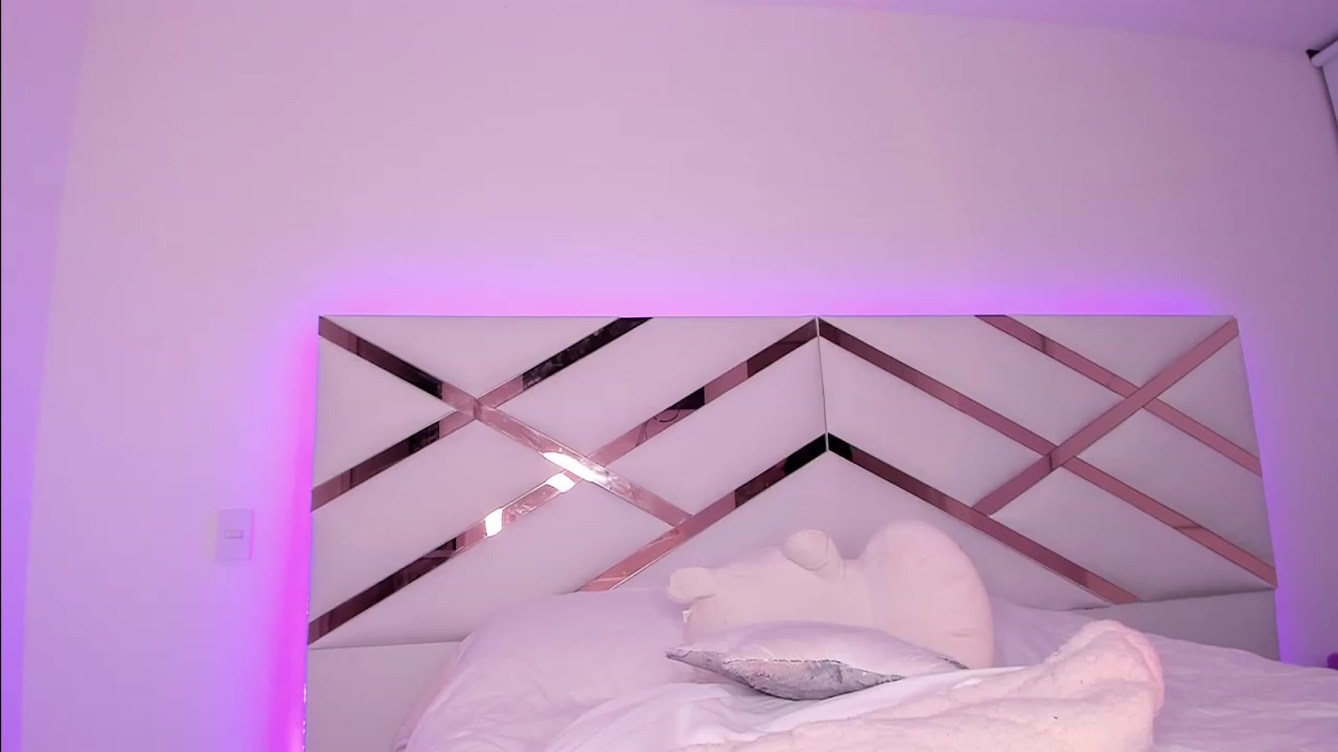 Gallery image thumbnail from naty_natasha's myfreecams stream on, 10/14/2023, 24:25 image 16 of 20