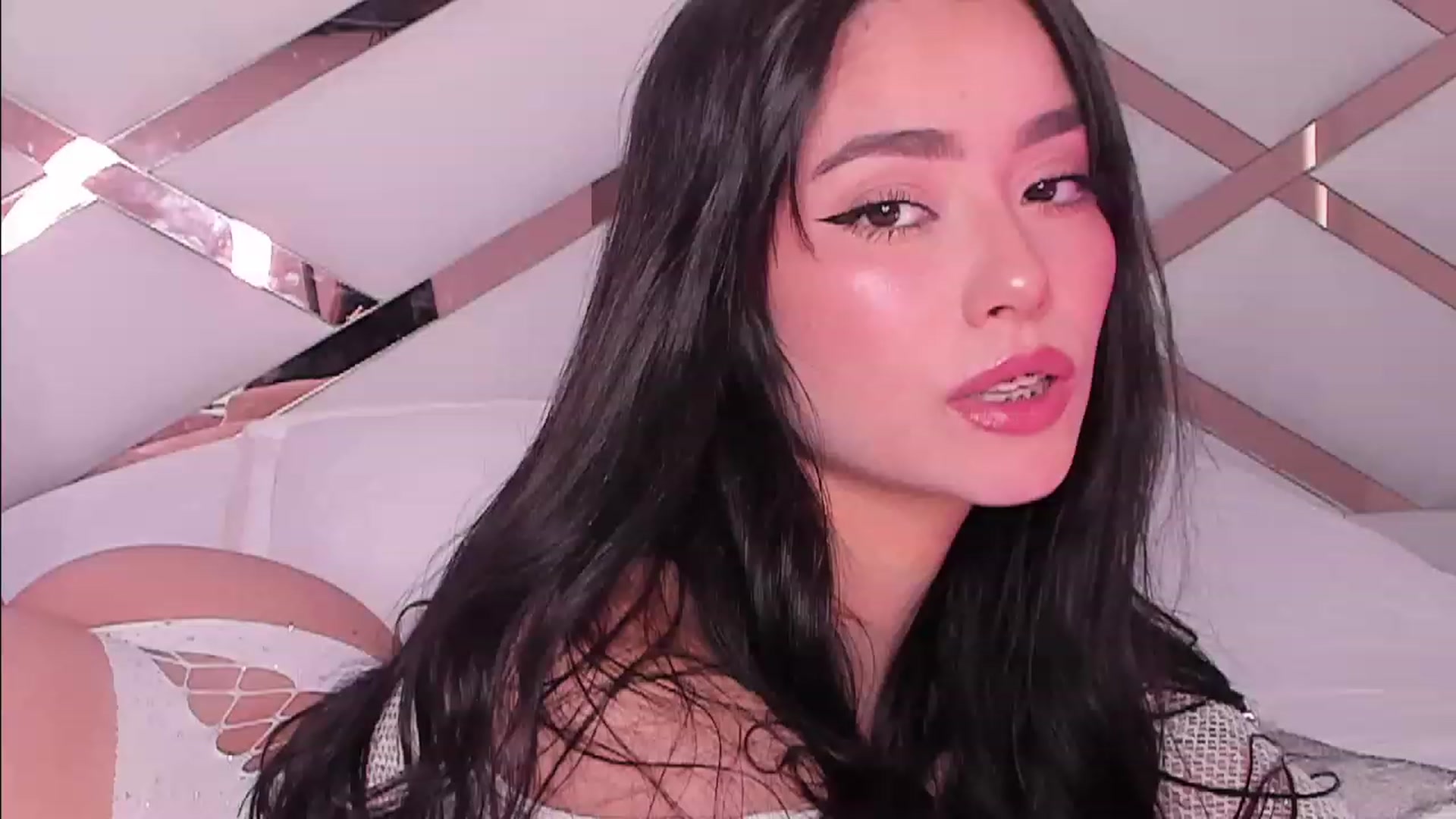 Gallery image thumbnail from naty_natasha's myfreecams stream on, 10/17/2023, 21:27 image 4 of 20
