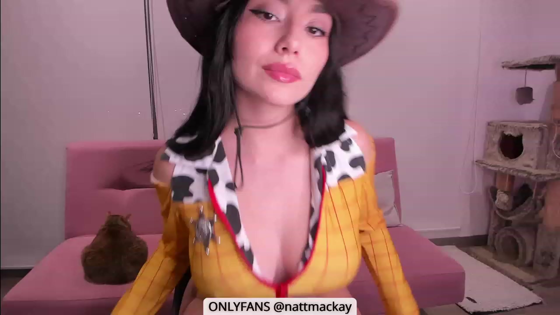 Gallery image thumbnail from naty_natasha's myfreecams stream on, 10/30/2023, 23:57 image 6 of 20