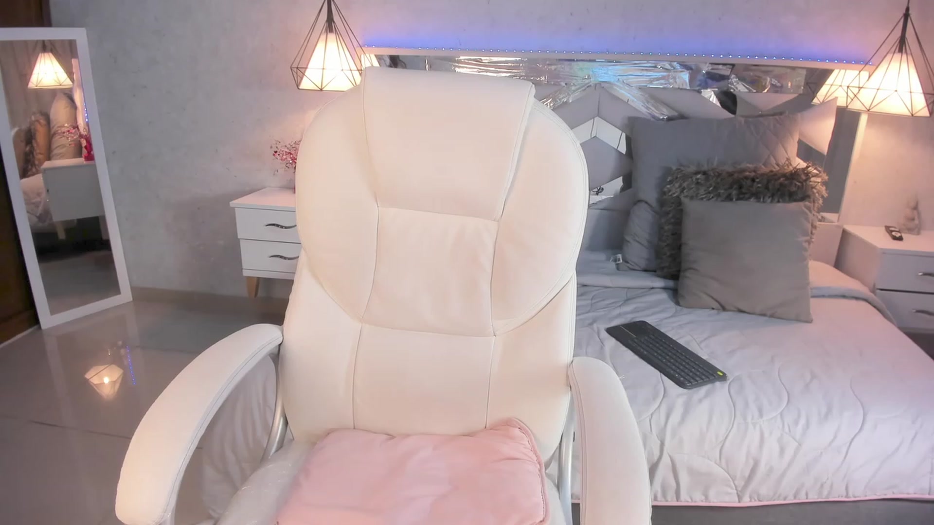 Gallery image thumbnail from naty_natasha's myfreecams stream on, 11/02/2023, 22:15 image 19 of 20