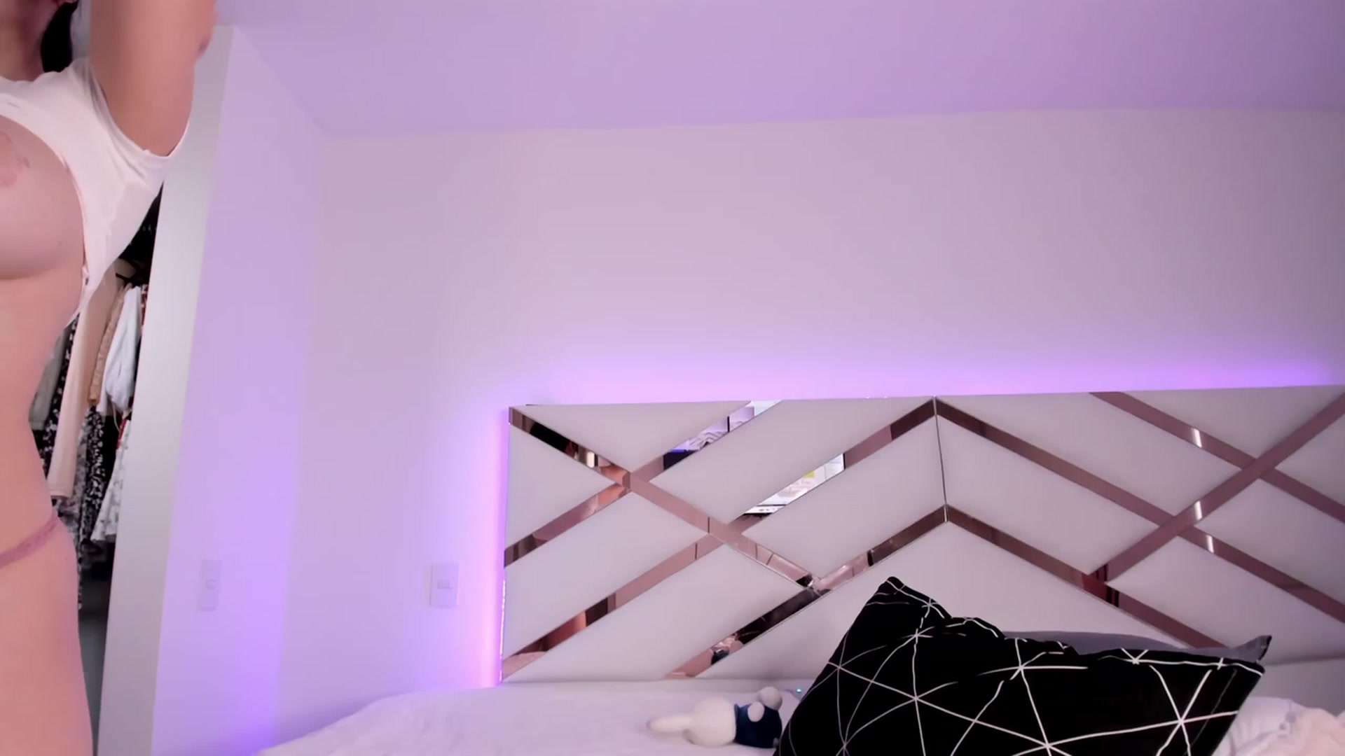 Gallery image thumbnail from naty_natasha's myfreecams stream on, 01/30/2024, 23:27 image 7 of 20