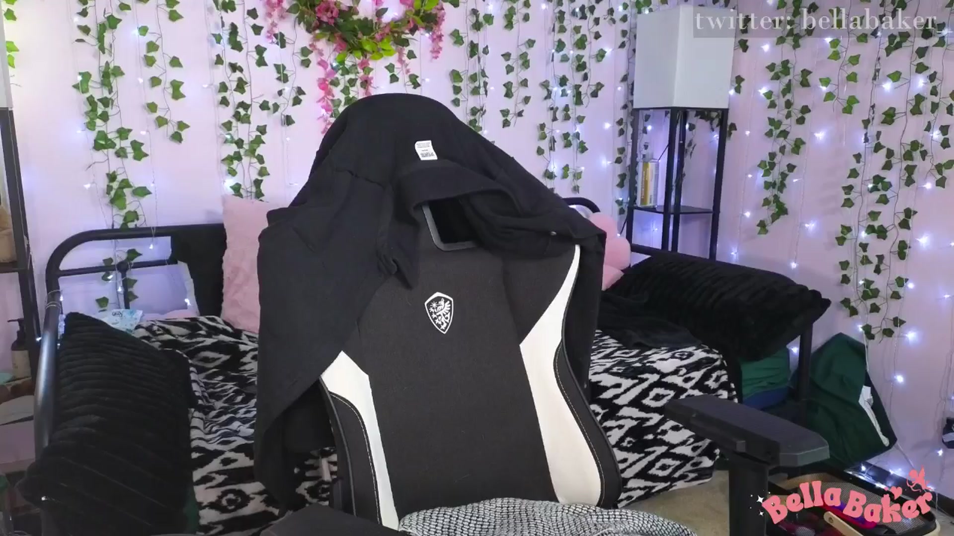 Gallery image thumbnail from naughtybella_'s myfreecams stream on, 05/10/2024, 18:17 image 14 of 20