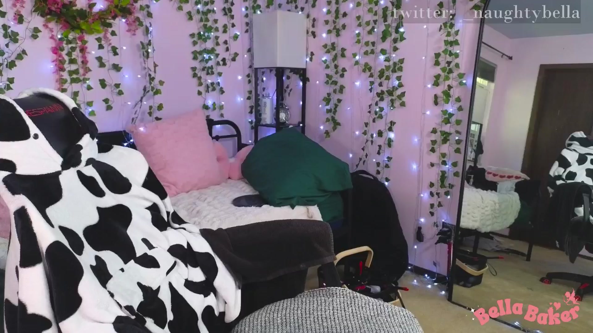 Gallery image thumbnail from naughtybella_'s myfreecams stream on, 10/17/2024, 22:31 image 3 of 20