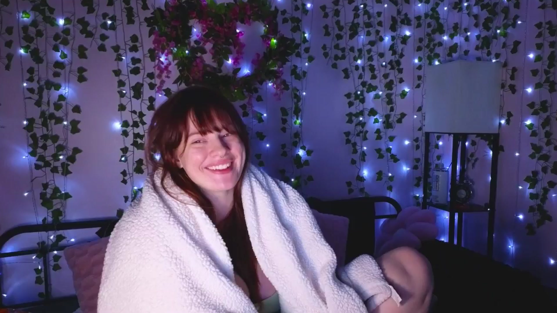 Gallery image thumbnail from naughtybella_'s myfreecams stream on, 12/05/2024, 01:43 image 16 of 20