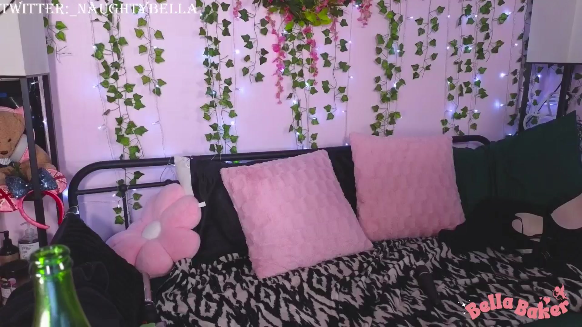 Gallery image thumbnail from naughtybella_'s myfreecams stream on, 02/14/2025, 03:17 image 11 of 20
