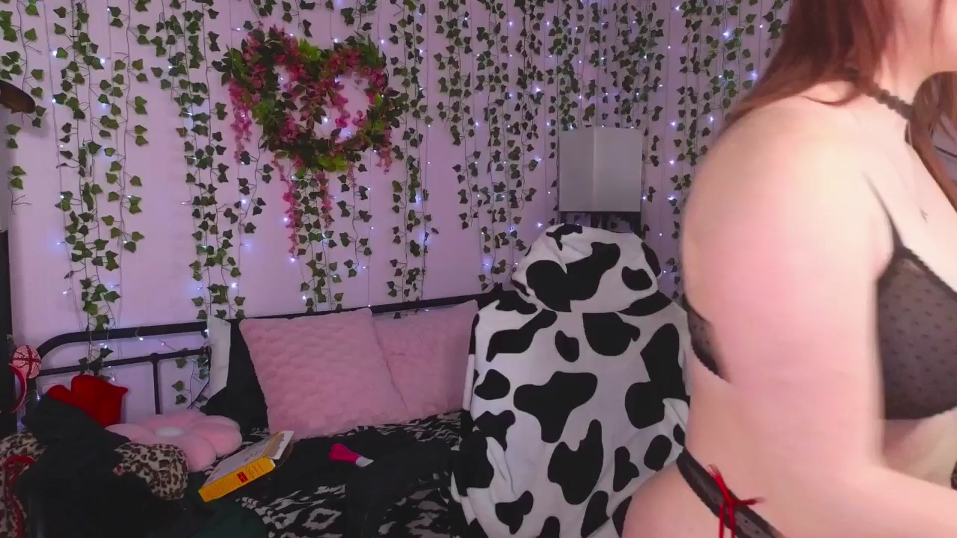 Gallery image thumbnail from naughtybella_'s myfreecams stream on, 04/20/2025, 18:38 image 4 of 20