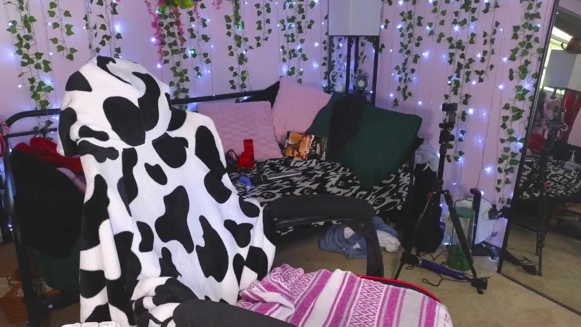 Gallery image thumbnail from naughtybella_'s myfreecams stream on, 04/29/2025, 24:01 image 2 of 20