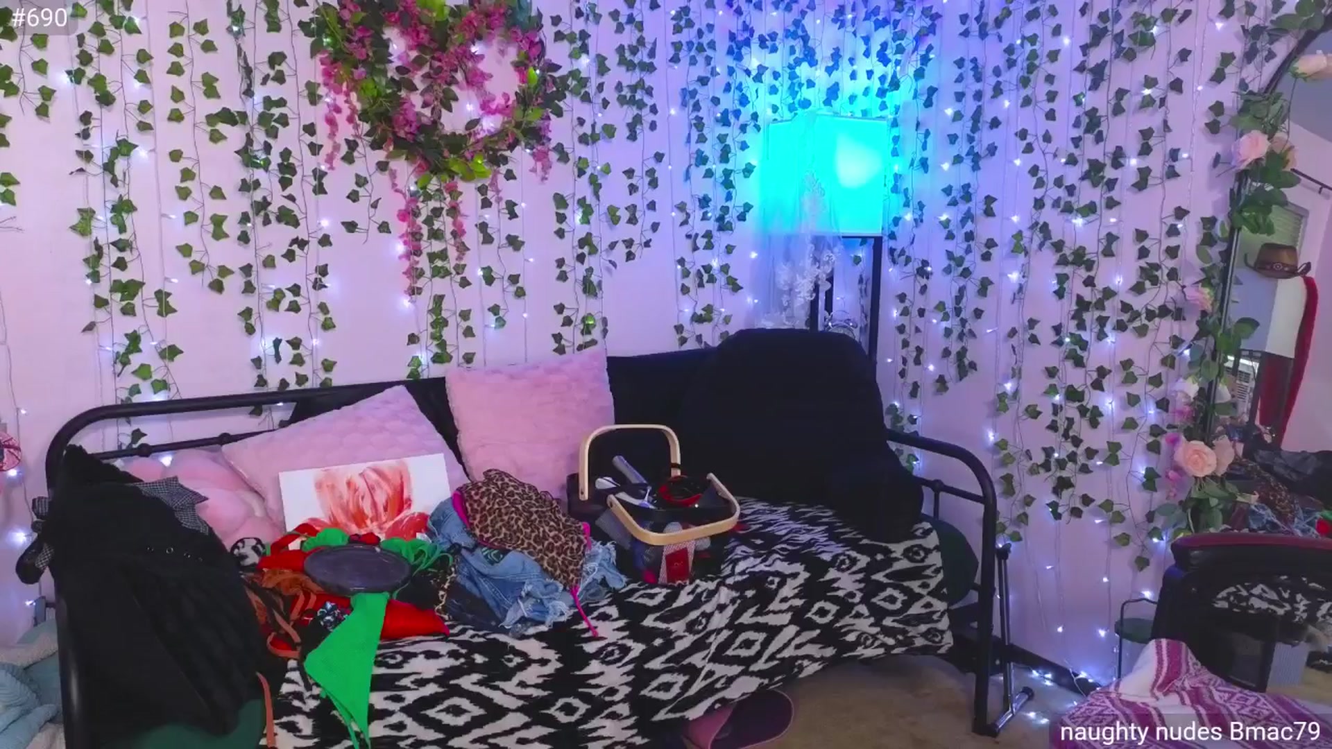 Gallery image thumbnail from naughtybella_'s myfreecams stream on, 05/13/2025, 17:45 image 3 of 20