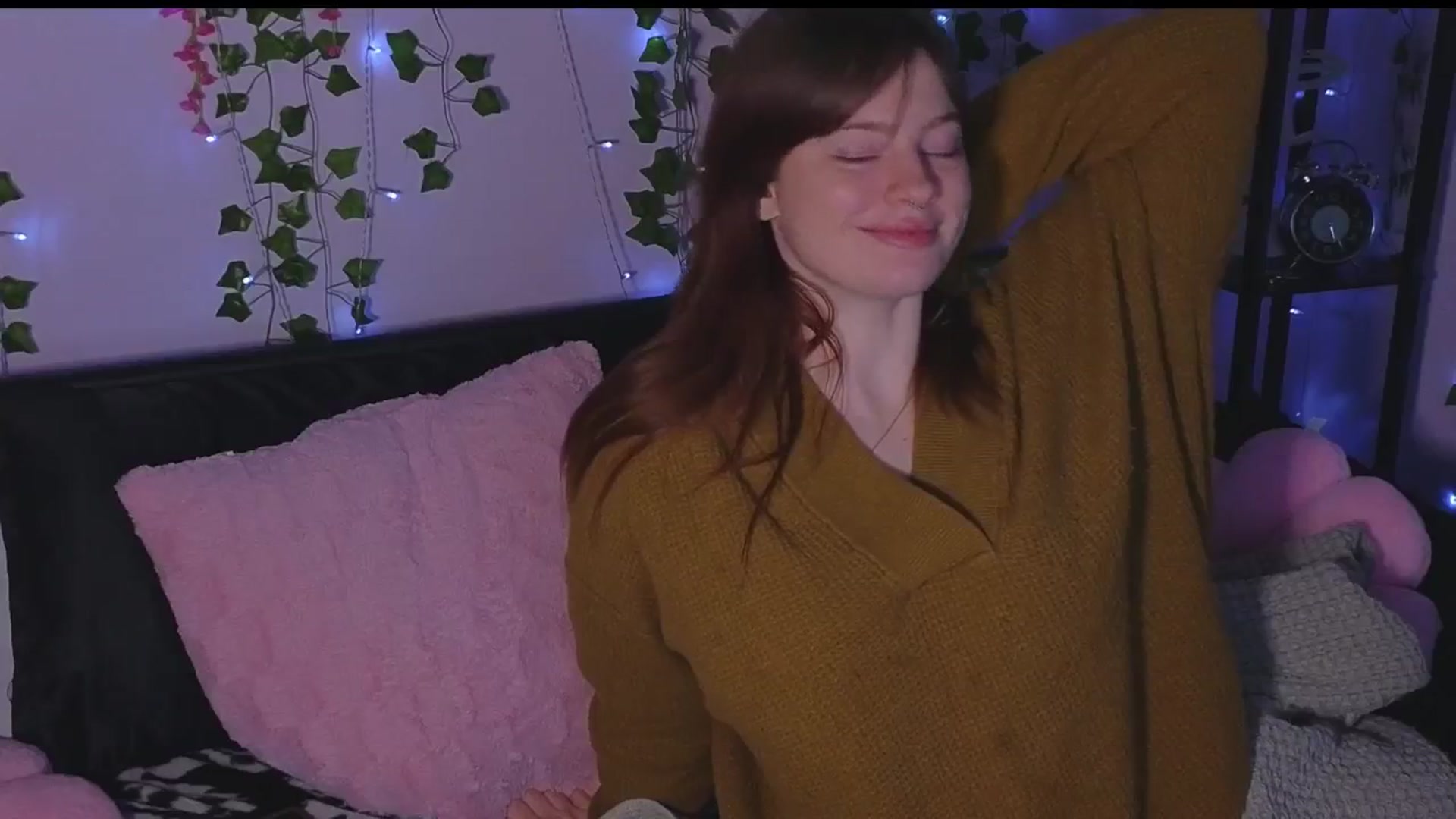 Gallery image thumbnail from naughtybella_'s myfreecams stream on, 12/02/2025, 03:11 image 16 of 20