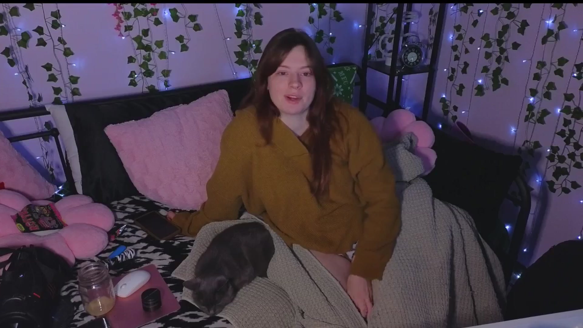 Gallery image thumbnail from naughtybella_'s myfreecams stream on, 12/02/2025, 03:11 image 19 of 20