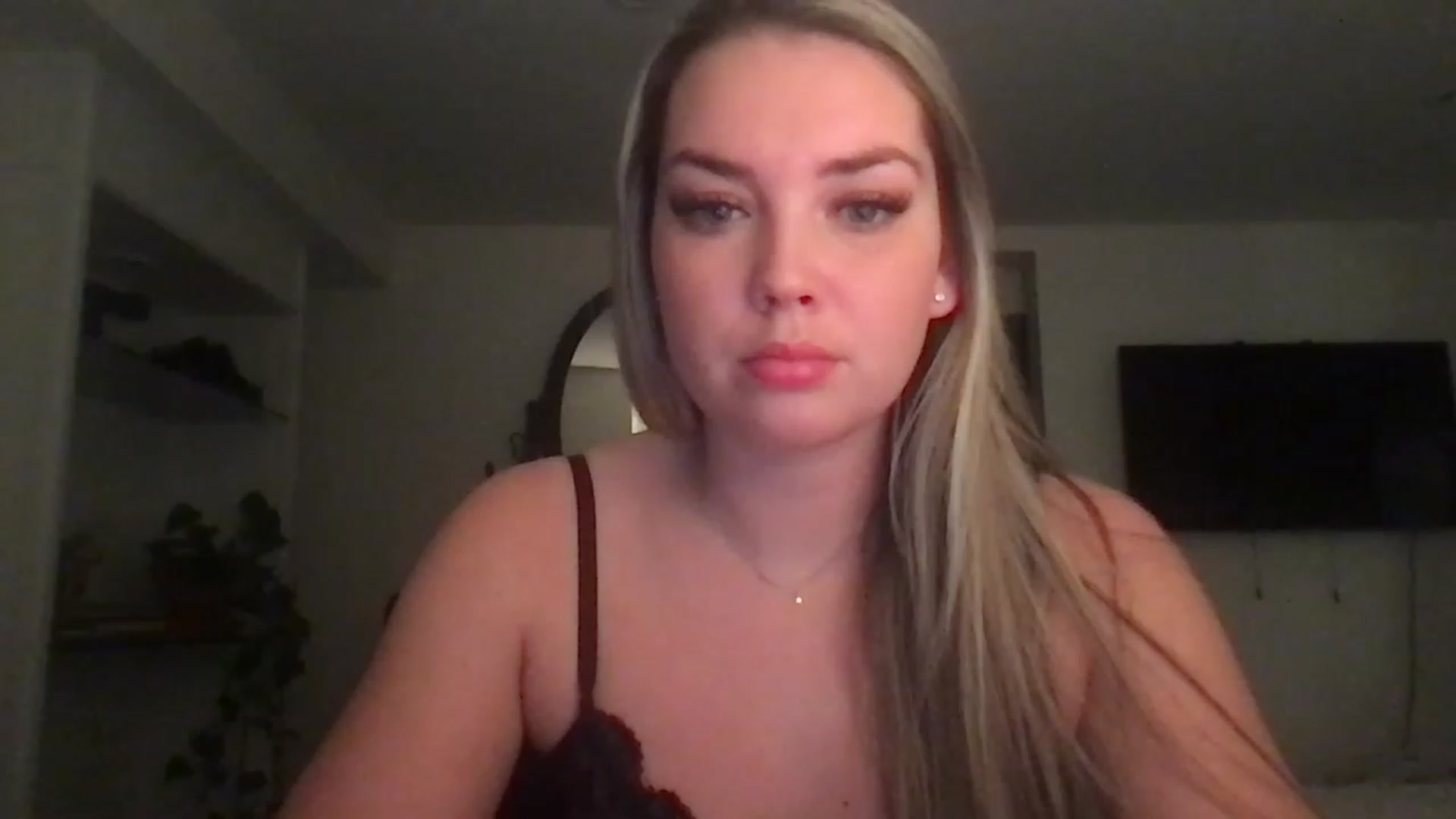 Gallery image thumbnail from naughtynat56's myfreecams stream on, 12/21/2022, 04:19 image 12 of 20