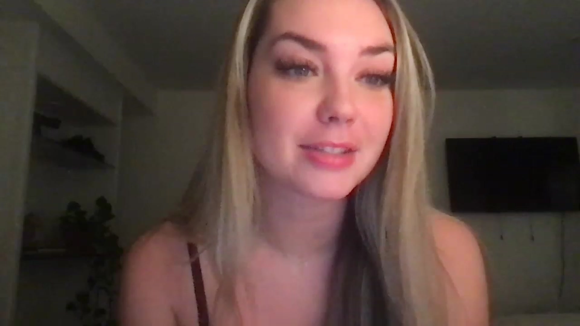 Gallery image thumbnail from naughtynat56's myfreecams stream on, 12/21/2022, 04:19 image 2 of 20