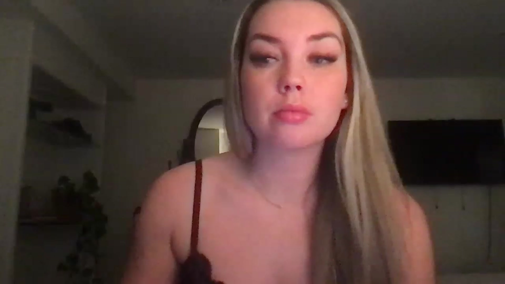 Gallery image thumbnail from naughtynat56's myfreecams stream on, 12/21/2022, 04:19 image 14 of 20
