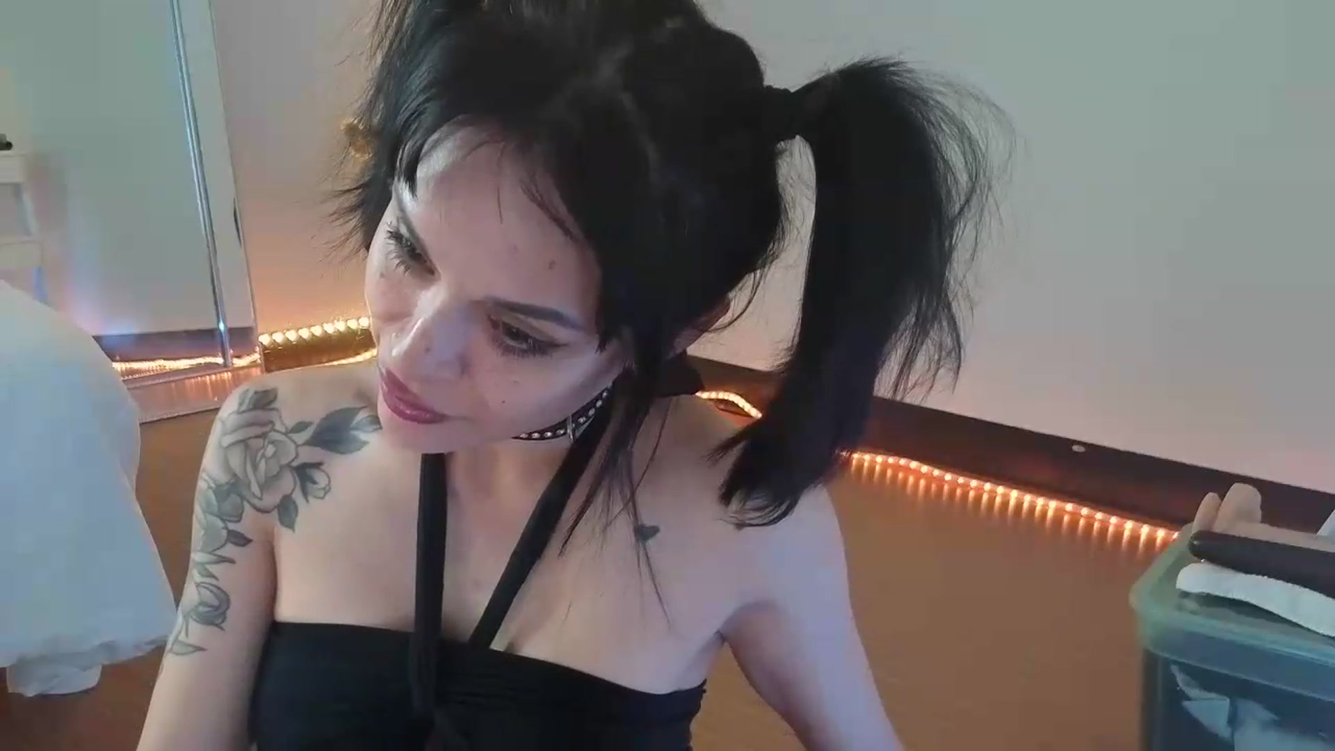 Gallery image thumbnail from nella's myfreecams stream on, 05/18/2026, 15:28 image 6 of 20